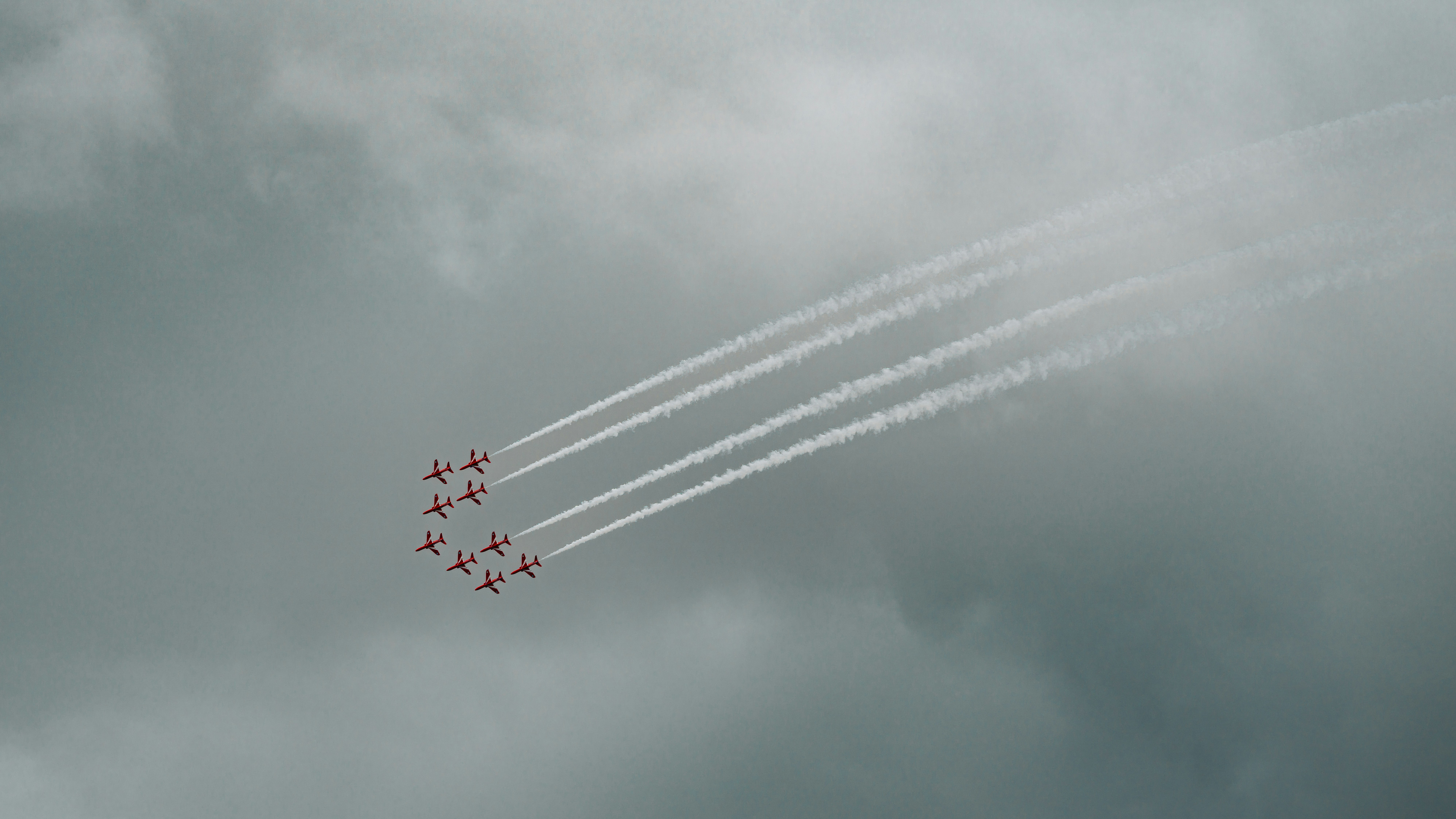구름 낀 하늘을 날아다니는 비행기 무리