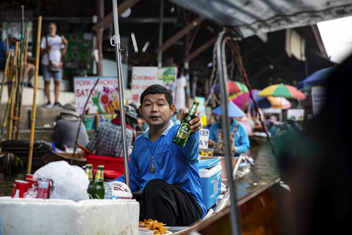 Händler an einem Marktstand in Laos