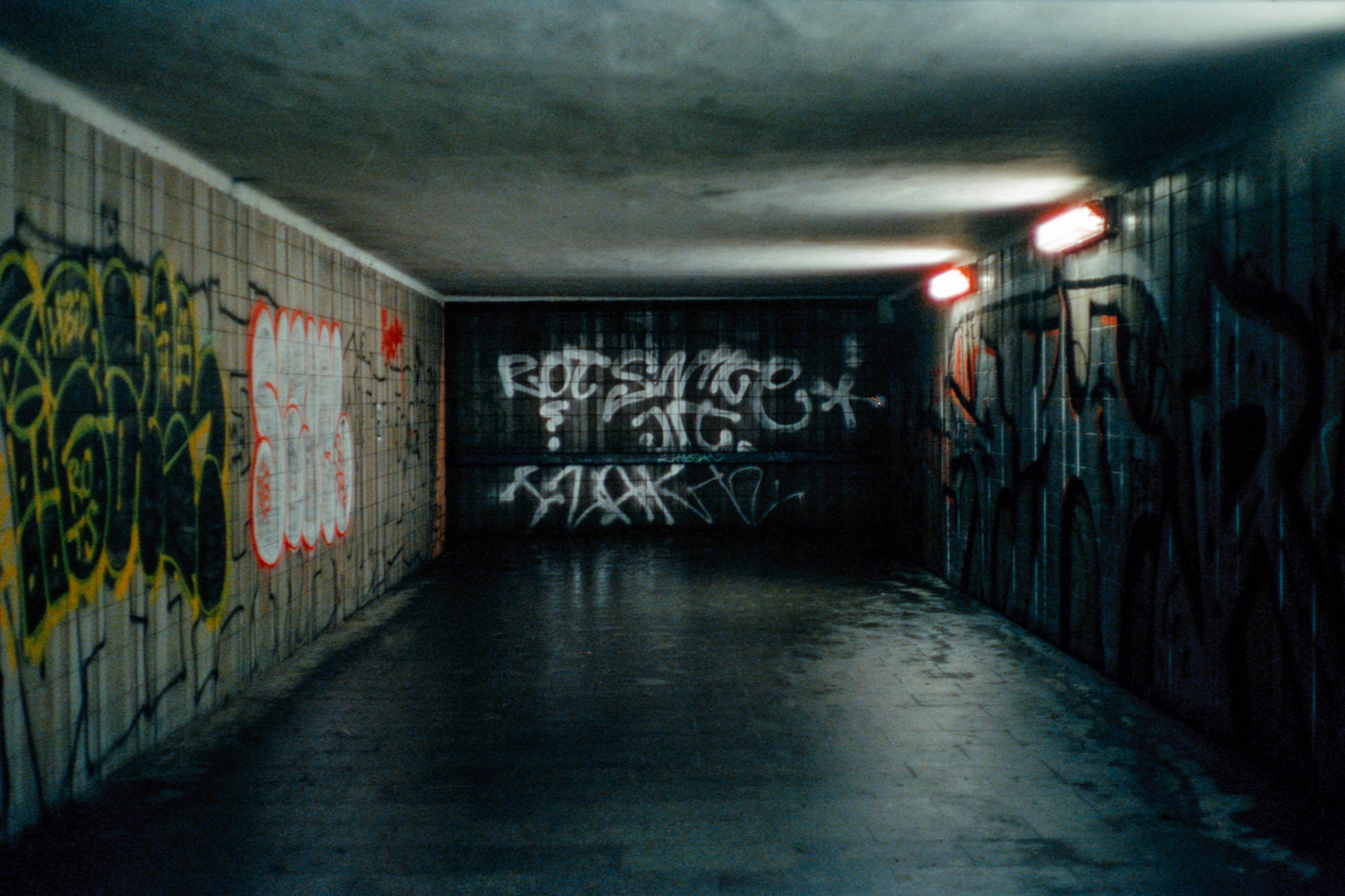 Ein dunkler Tunnel mit Graffiti übersät