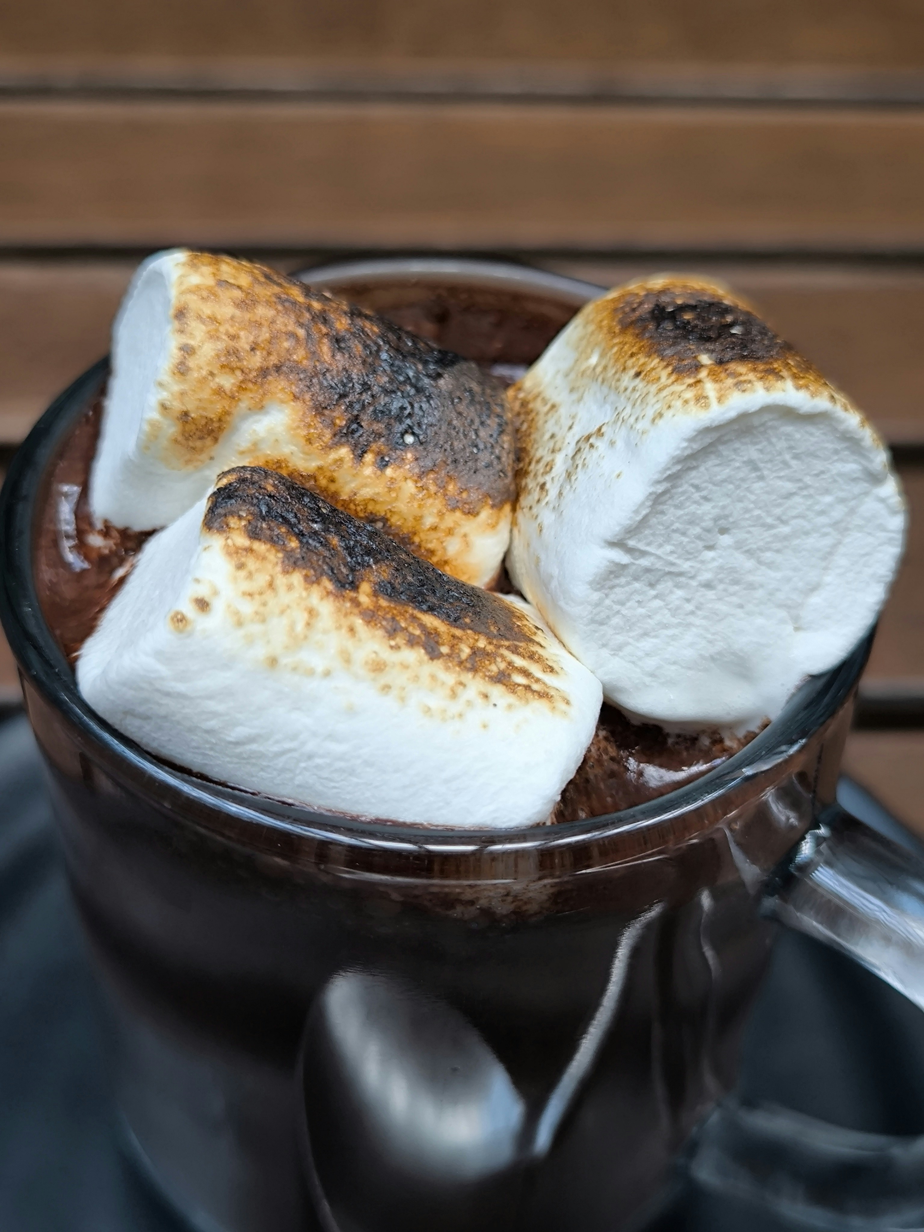 Eine Tasse heiße Schokolade mit Marshmallows darin
