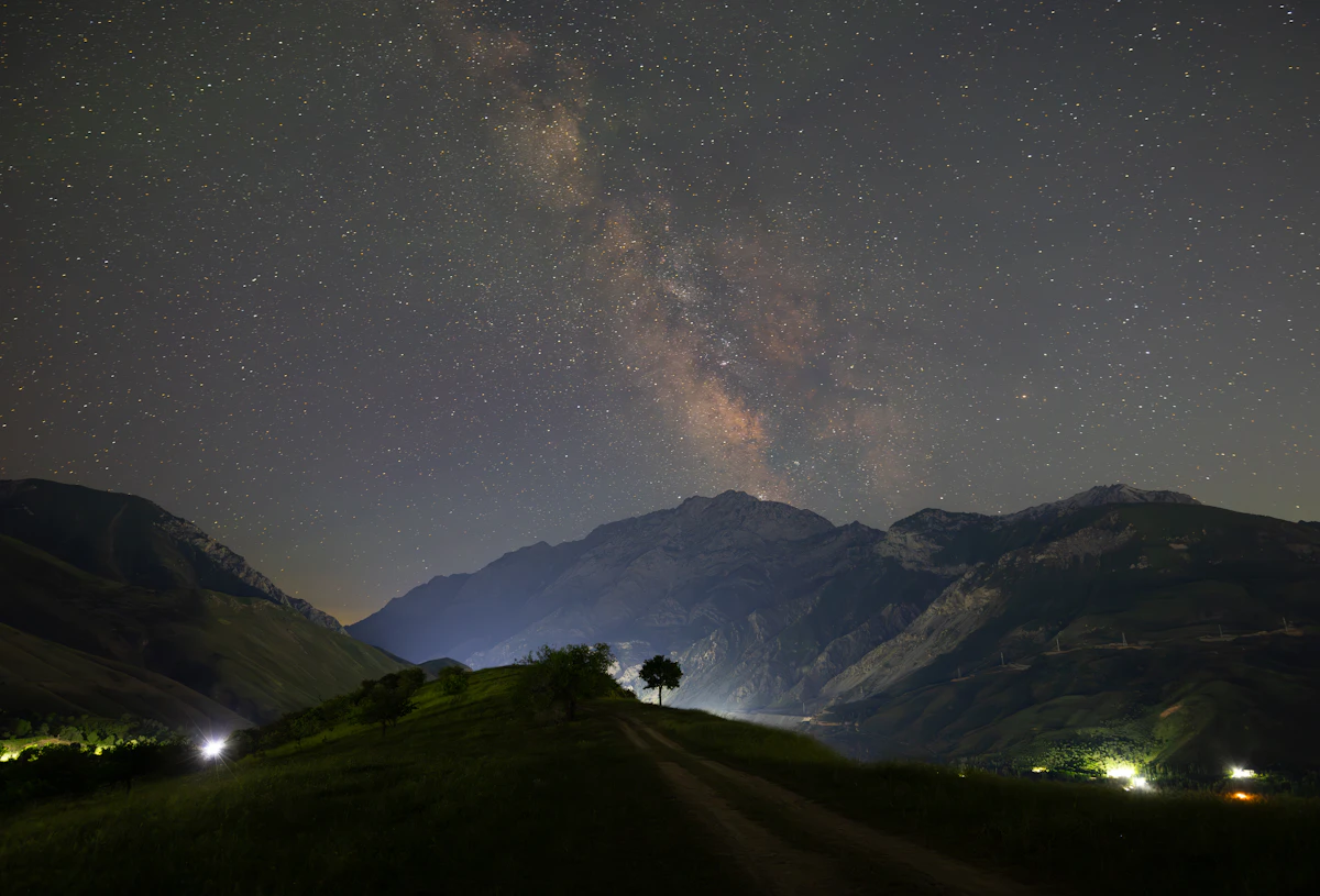 Vía láctea sobre montañas de noche