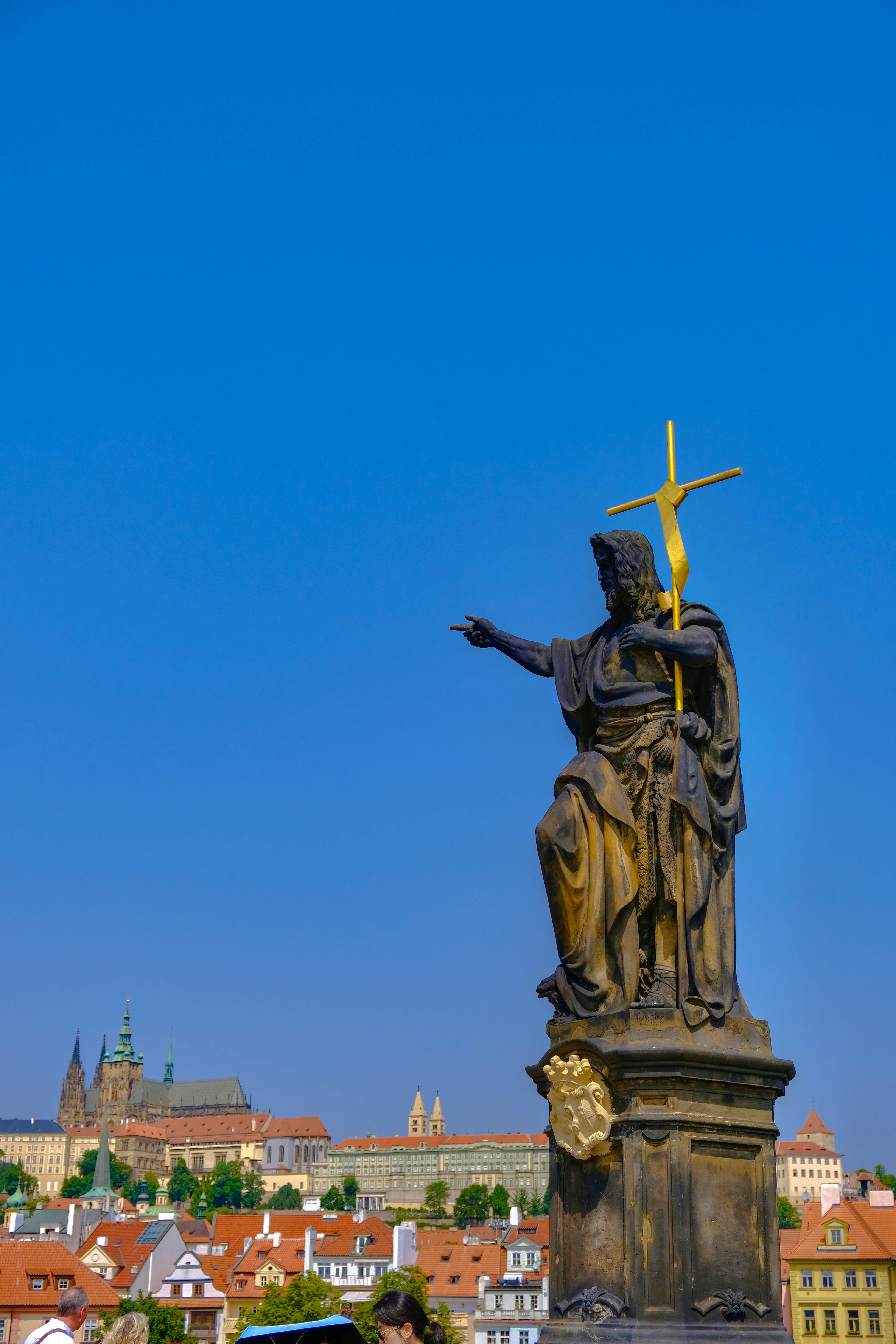 Eine Statue einer Frau mit einem Kreuz auf der Spitze