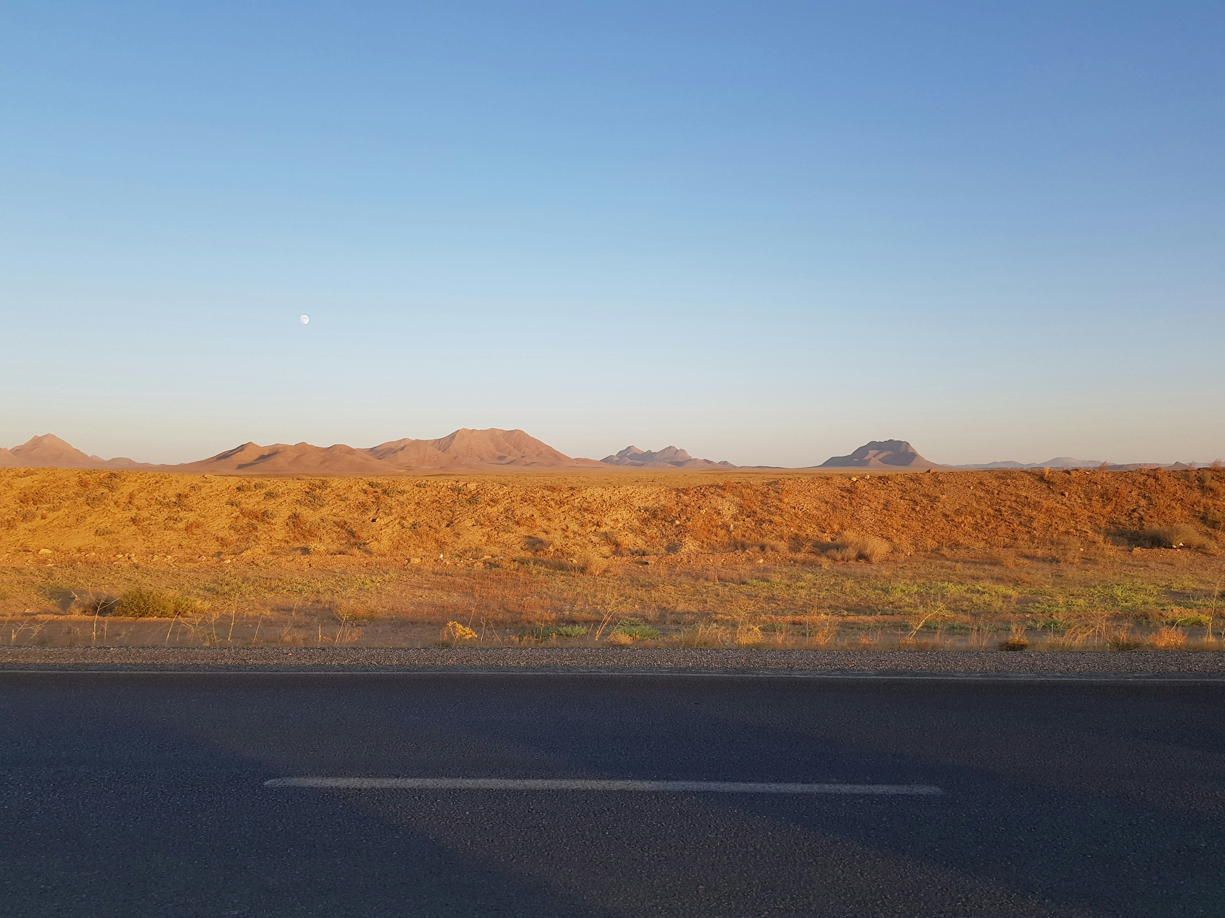 Una vista de un desierto desde la ventanilla de un coche