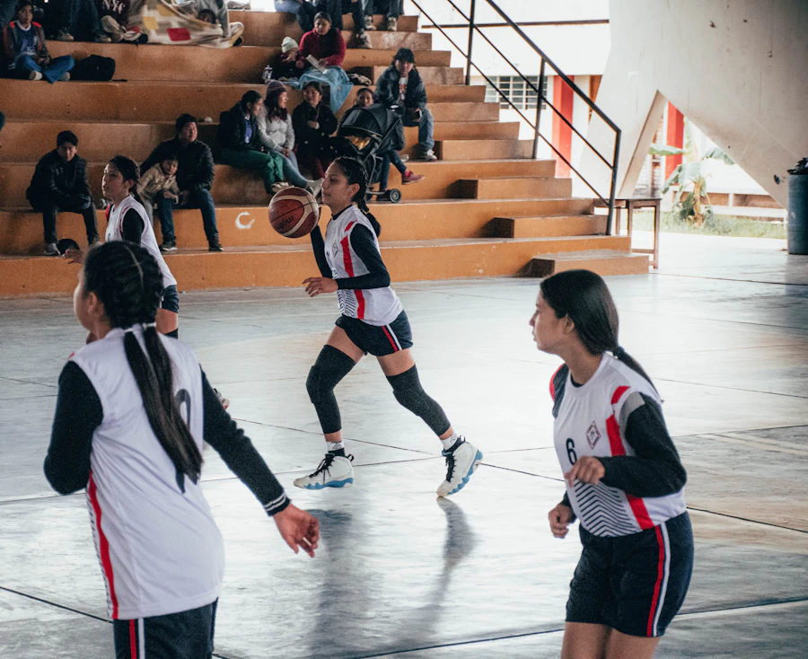 女子バスケットボールの試合で躍動するプレーヤーたち——子どもたちの活躍を思いっきり応援したい