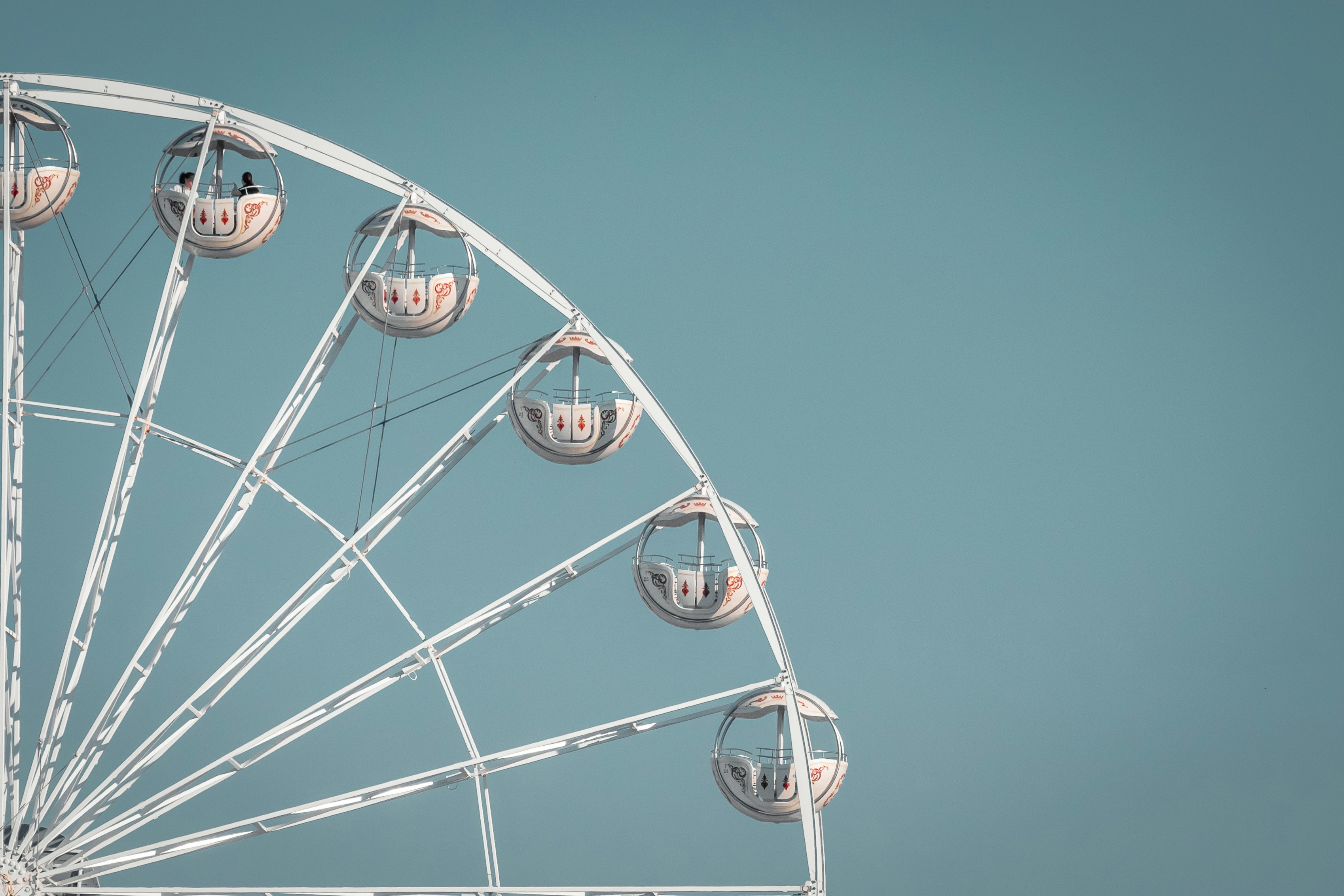 Ein Riesenrad mit blauem Himmel im Hintergrund