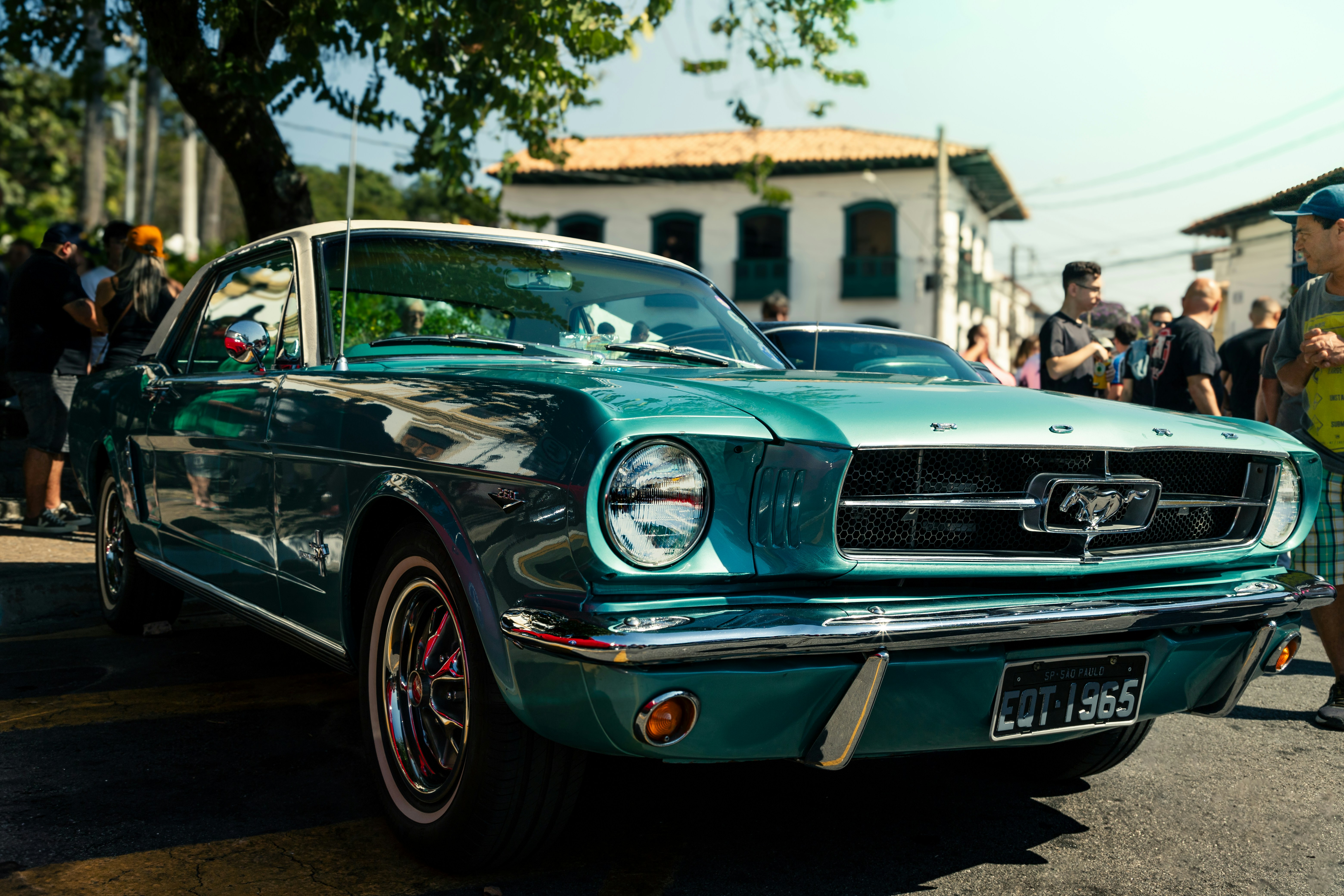 Una mustang mustang blu parcheggiata sul ciglio della strada