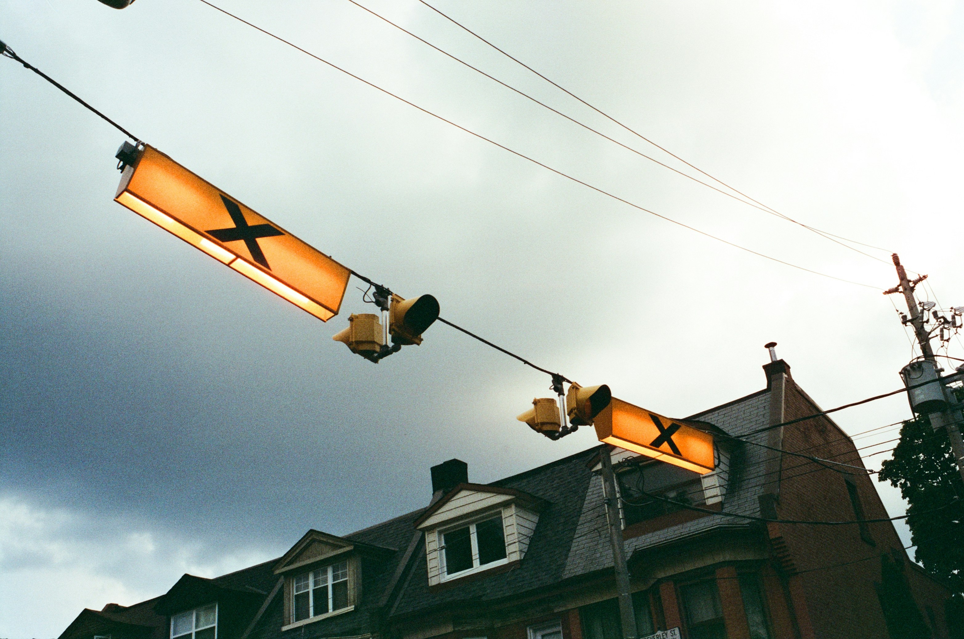 Um par de semáforos pendurados em um fio