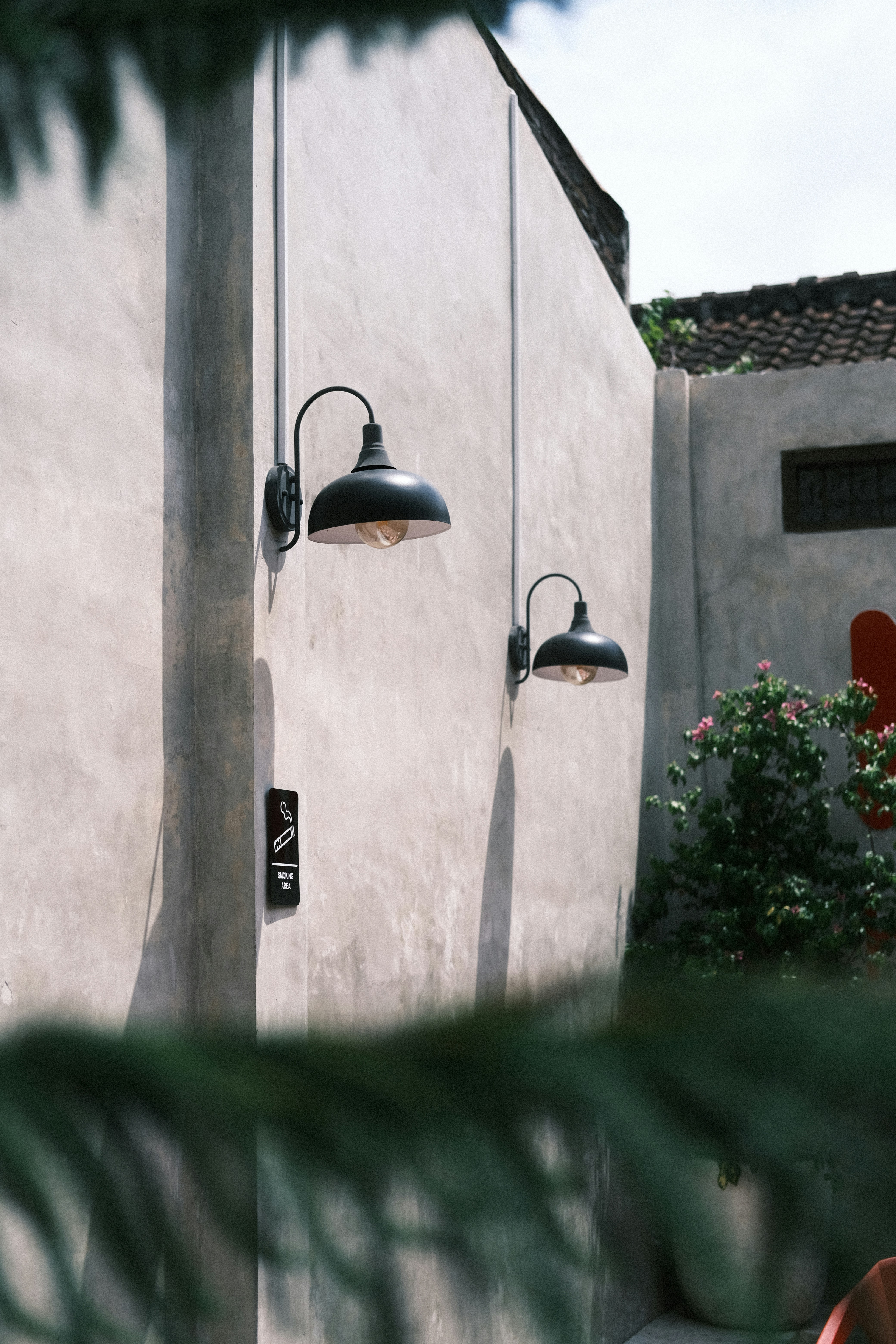 건물 측면에 있는 몇 개의 조명