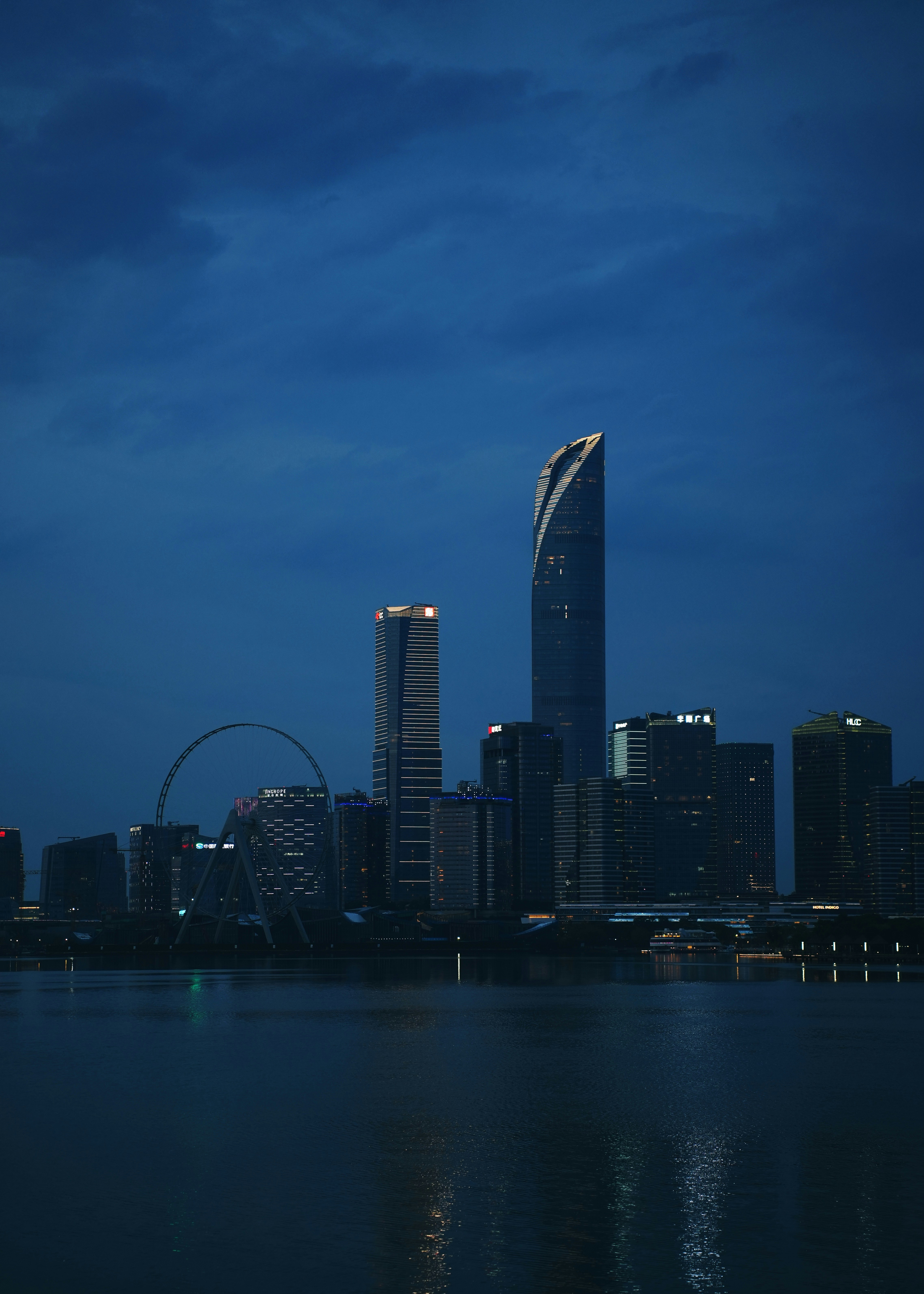 Ein Blick auf eine Stadt bei Nacht von der anderen Seite des Wassers
