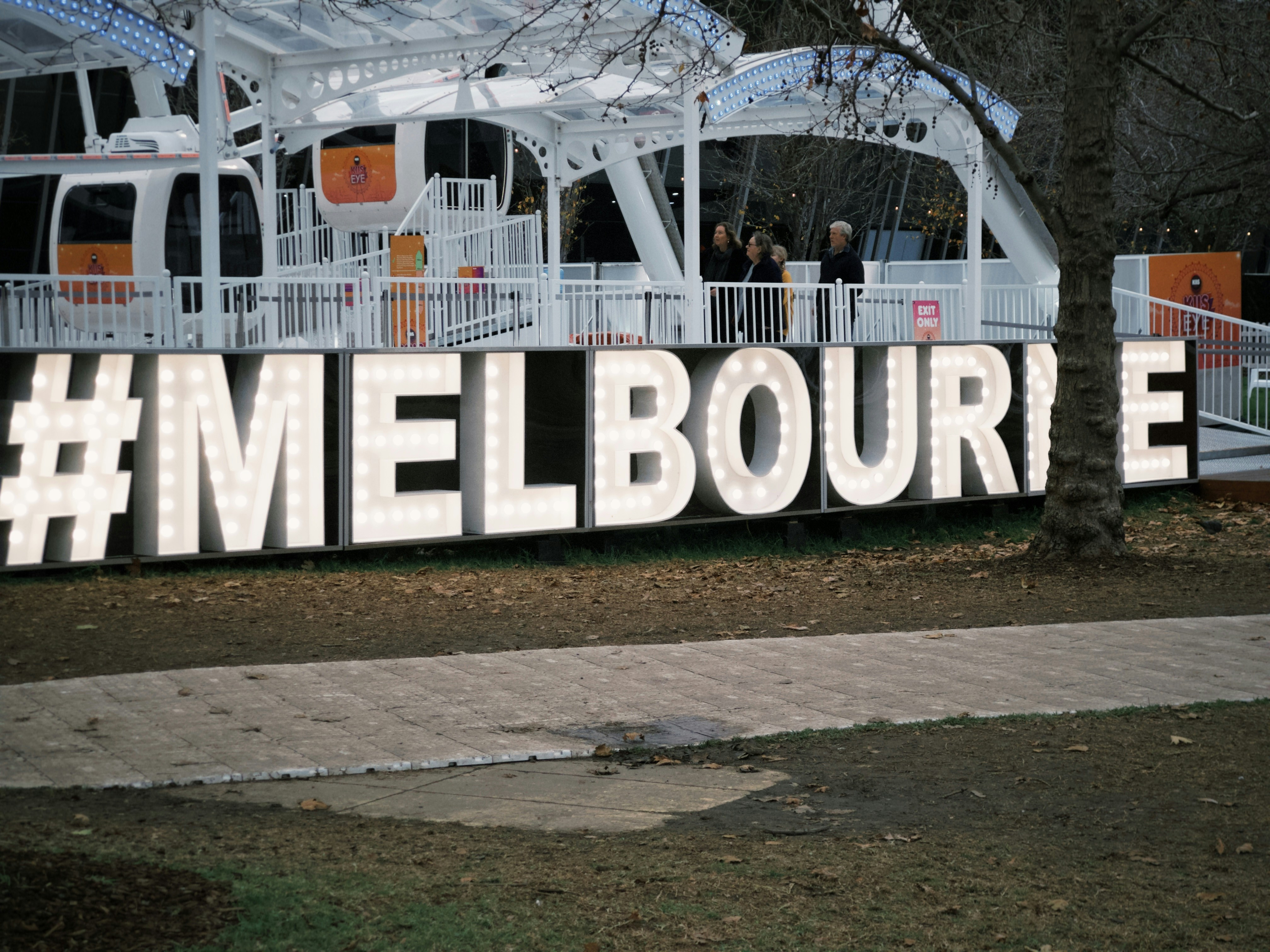 A sign that says melbourie on it