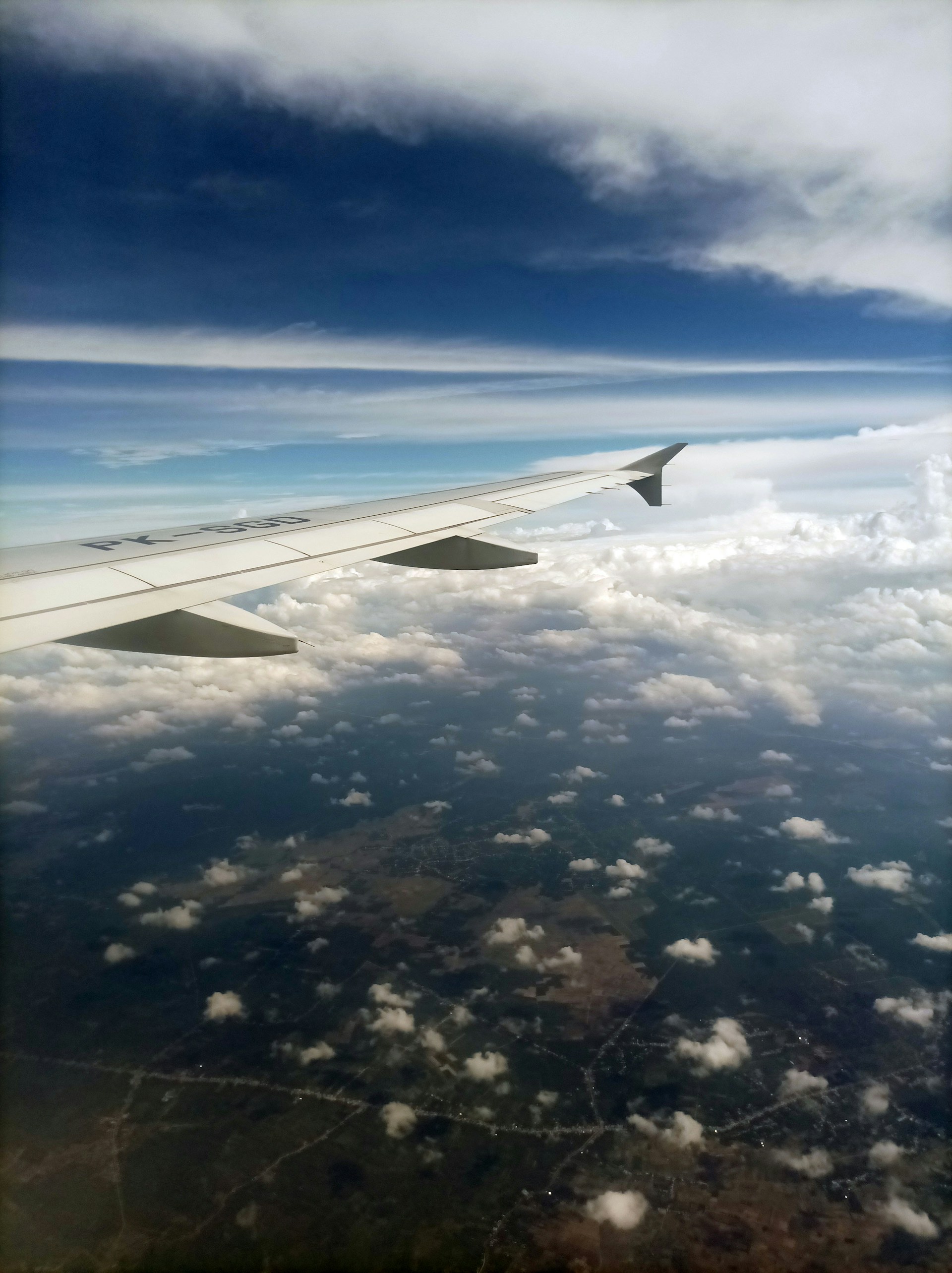 A view of the wing of an airplane in the sky