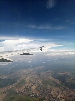 A view of the wing of an airplane in the sky