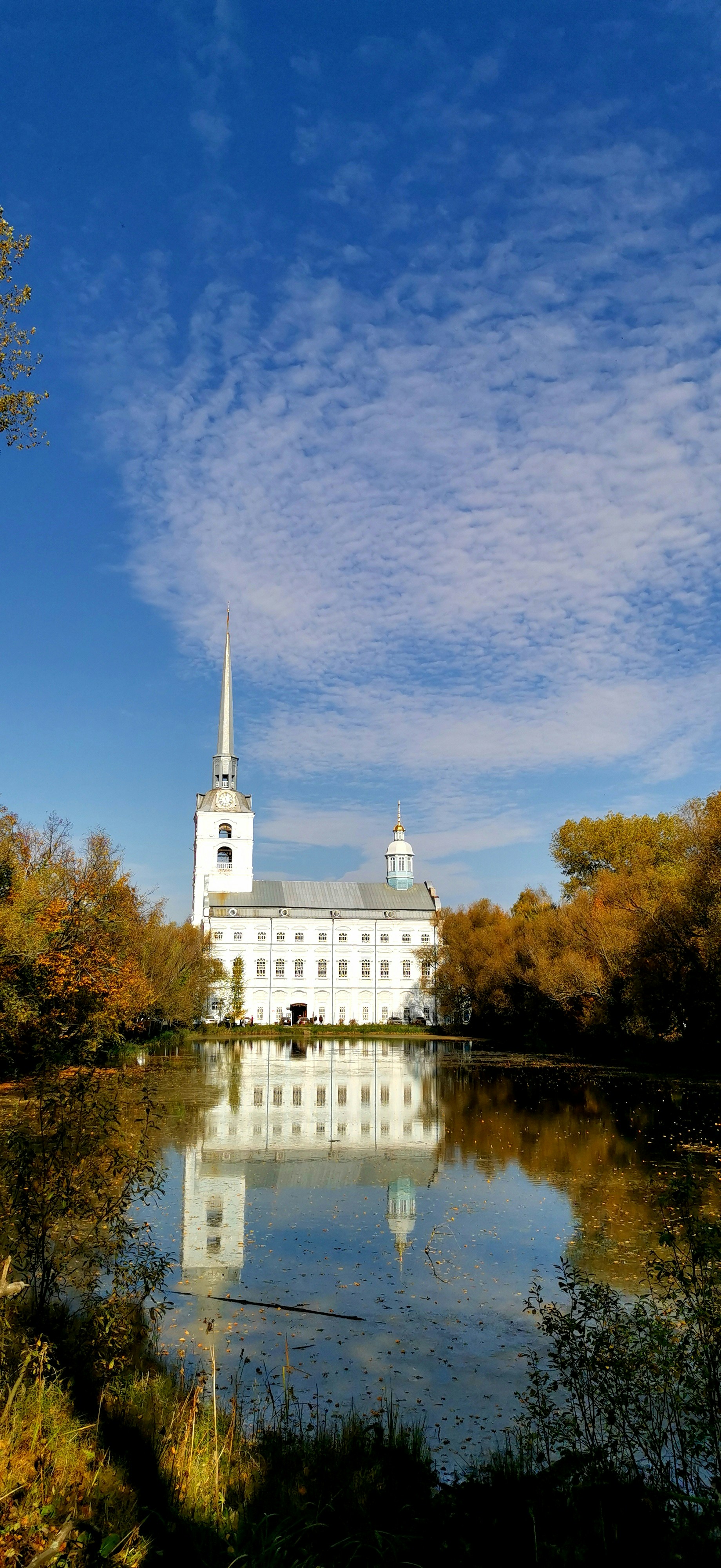 A large white building sitting on top of a lake