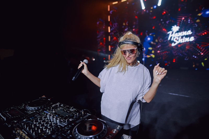 Mujer frente a mezcladora DJ