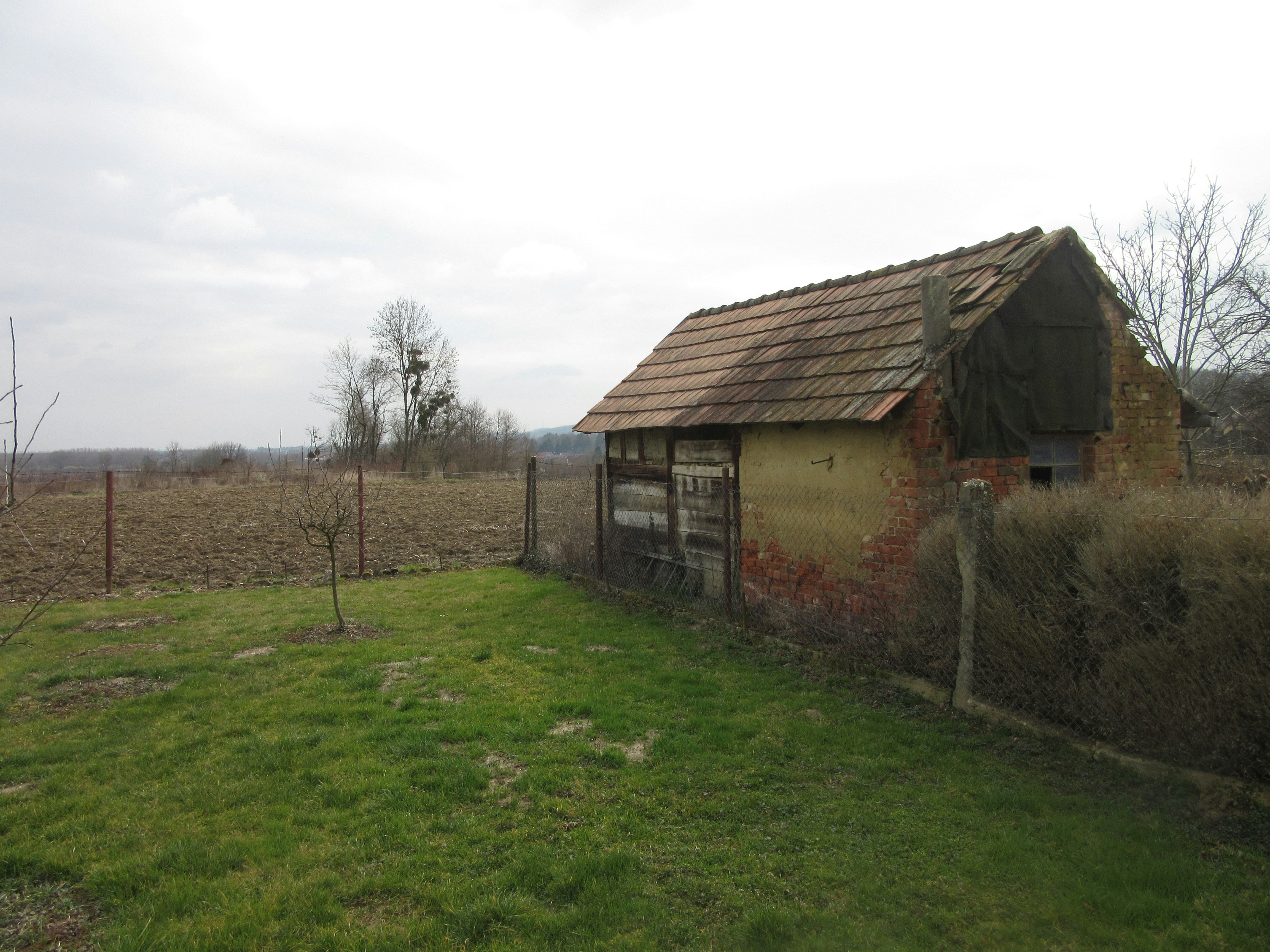 An old barn in a field with a fence photo – Free Lovászi Image on Unsplash
