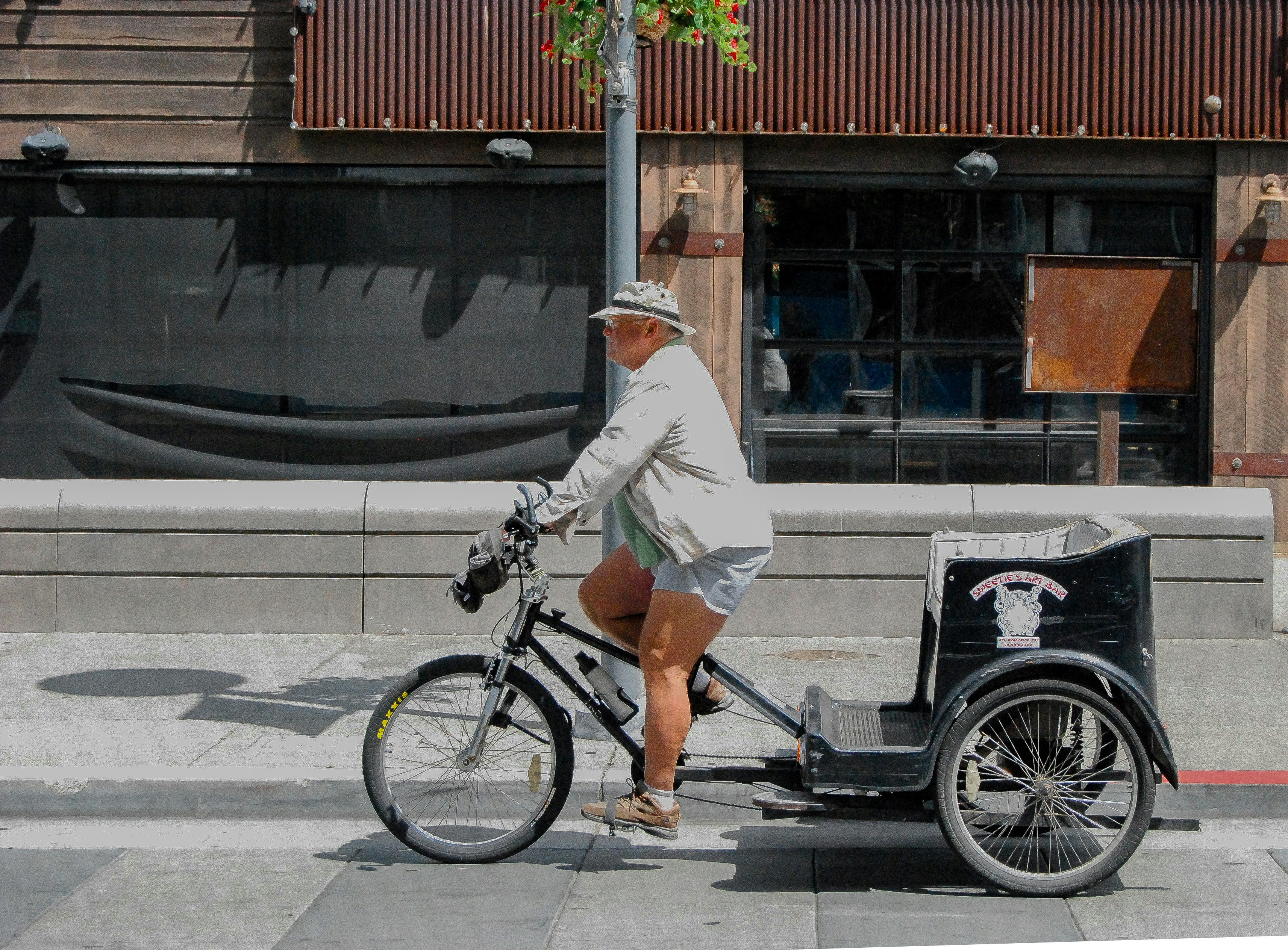 電気自動車は高齢者でも運転しやすい？操作性と安全機能の充実度関連画像