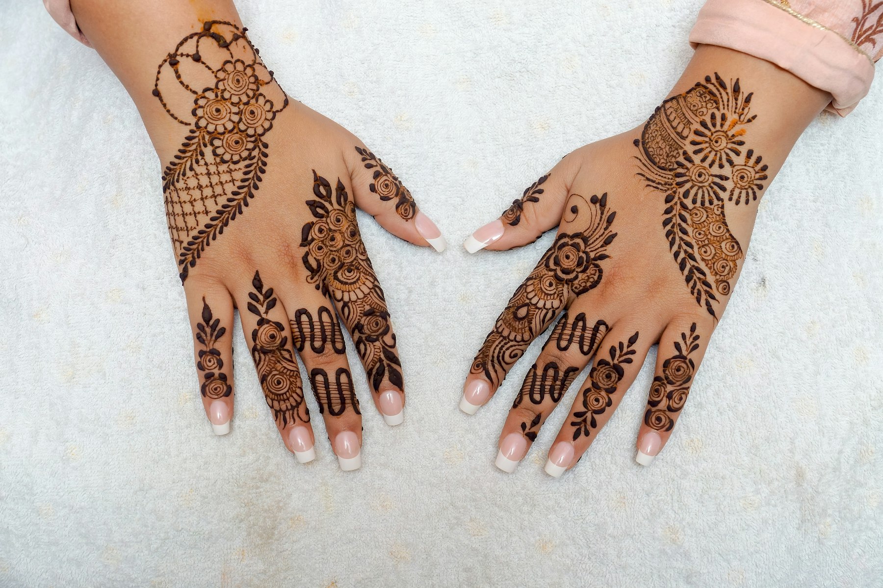 Top 20 Portfolio Photo Ideas for Henna Marketing