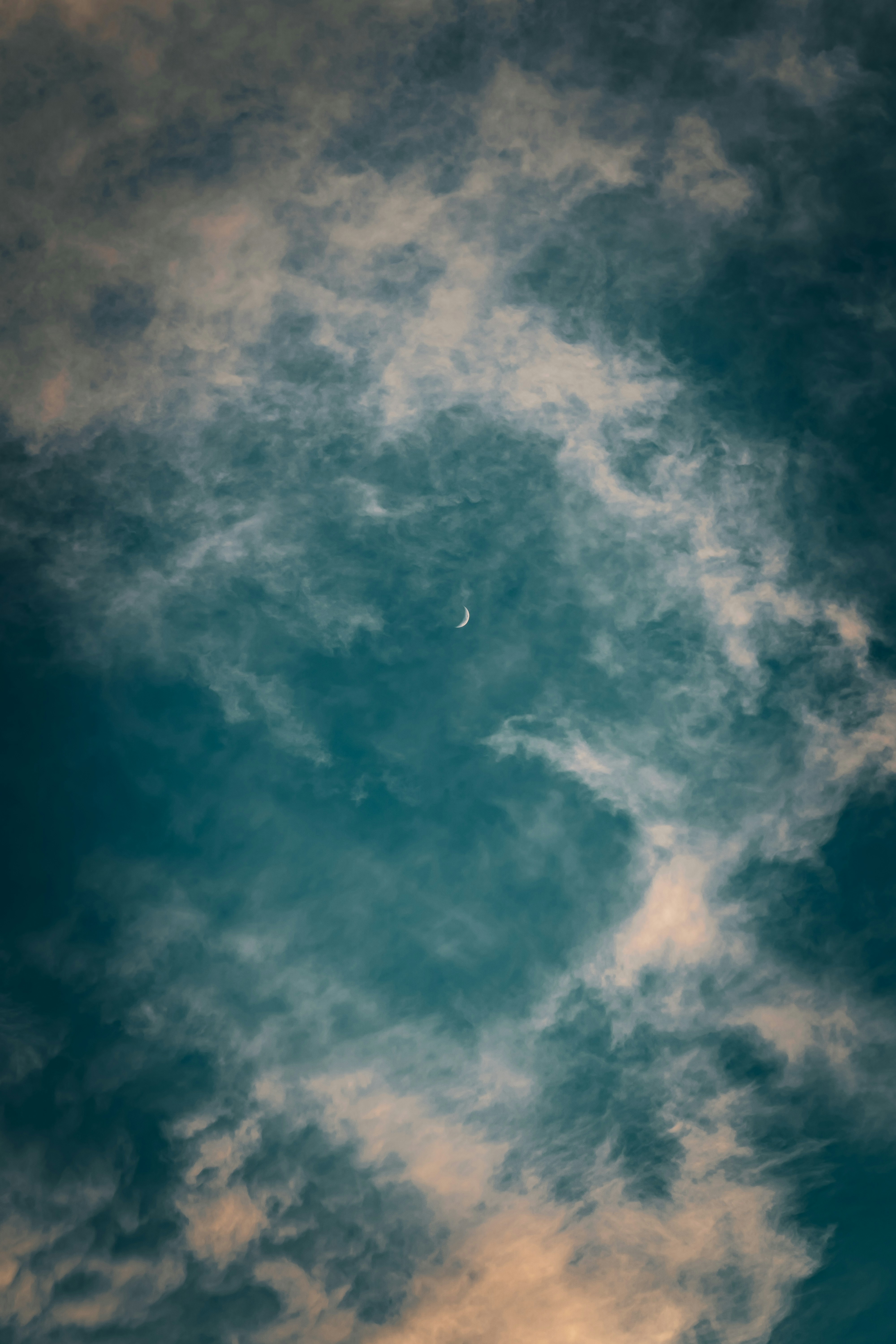Ein Flugzeug, das durch einen bewölkten blauen Himmel fliegt