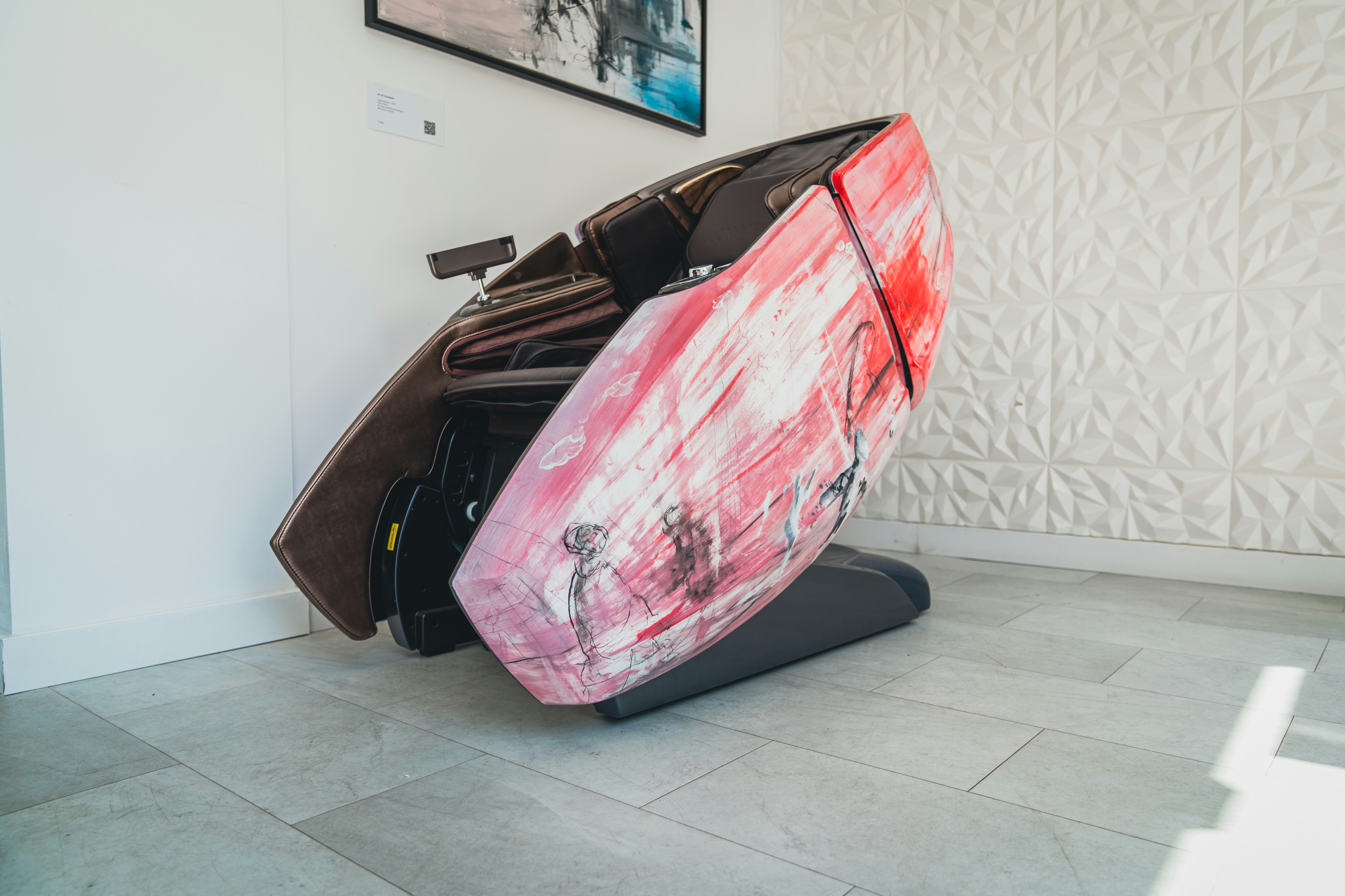 Ein Surfbrett, das in einem Raum an einer Wand lehnt