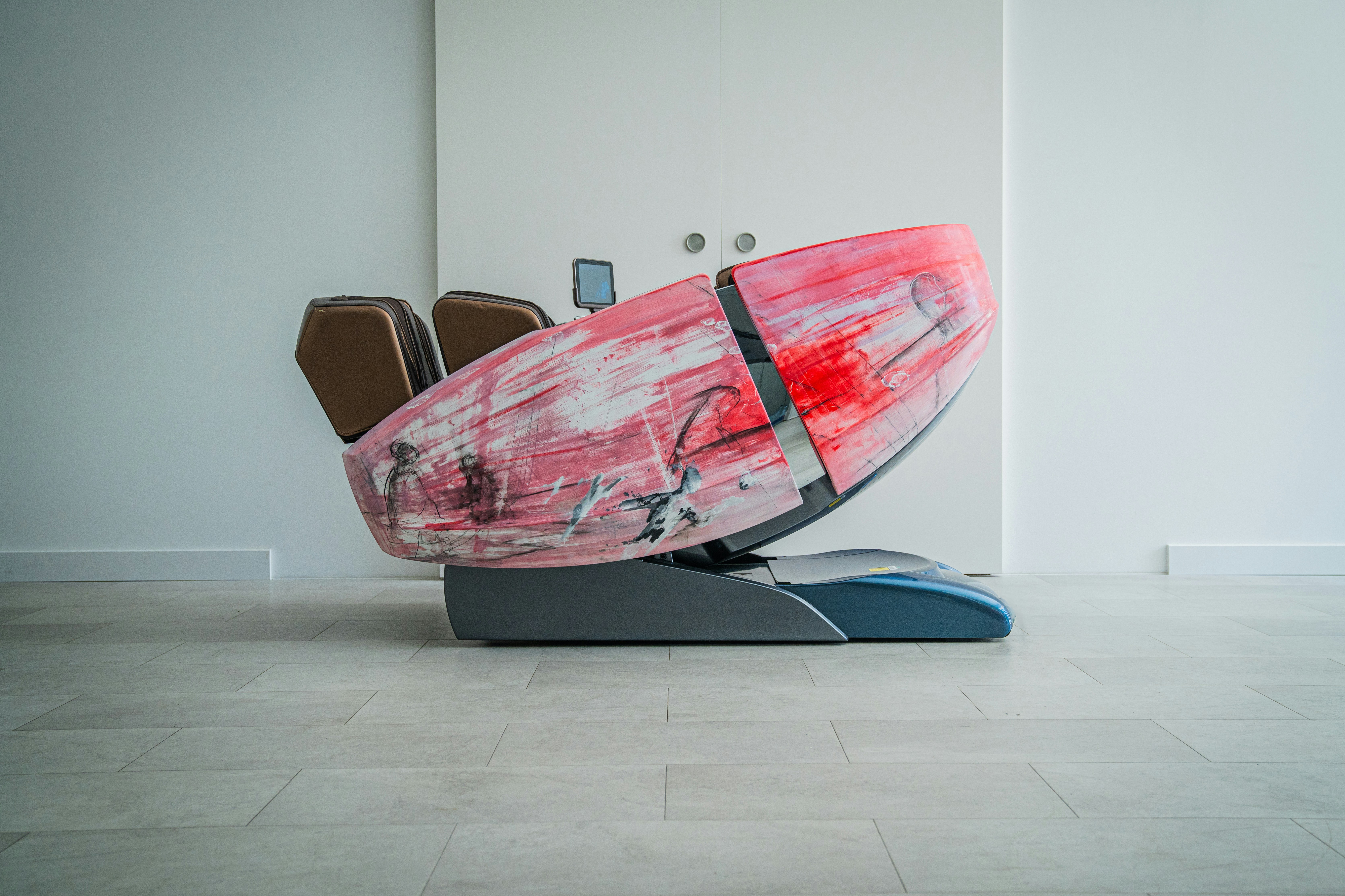 Ein Surfbrett, das auf einem Metallständer sitzt