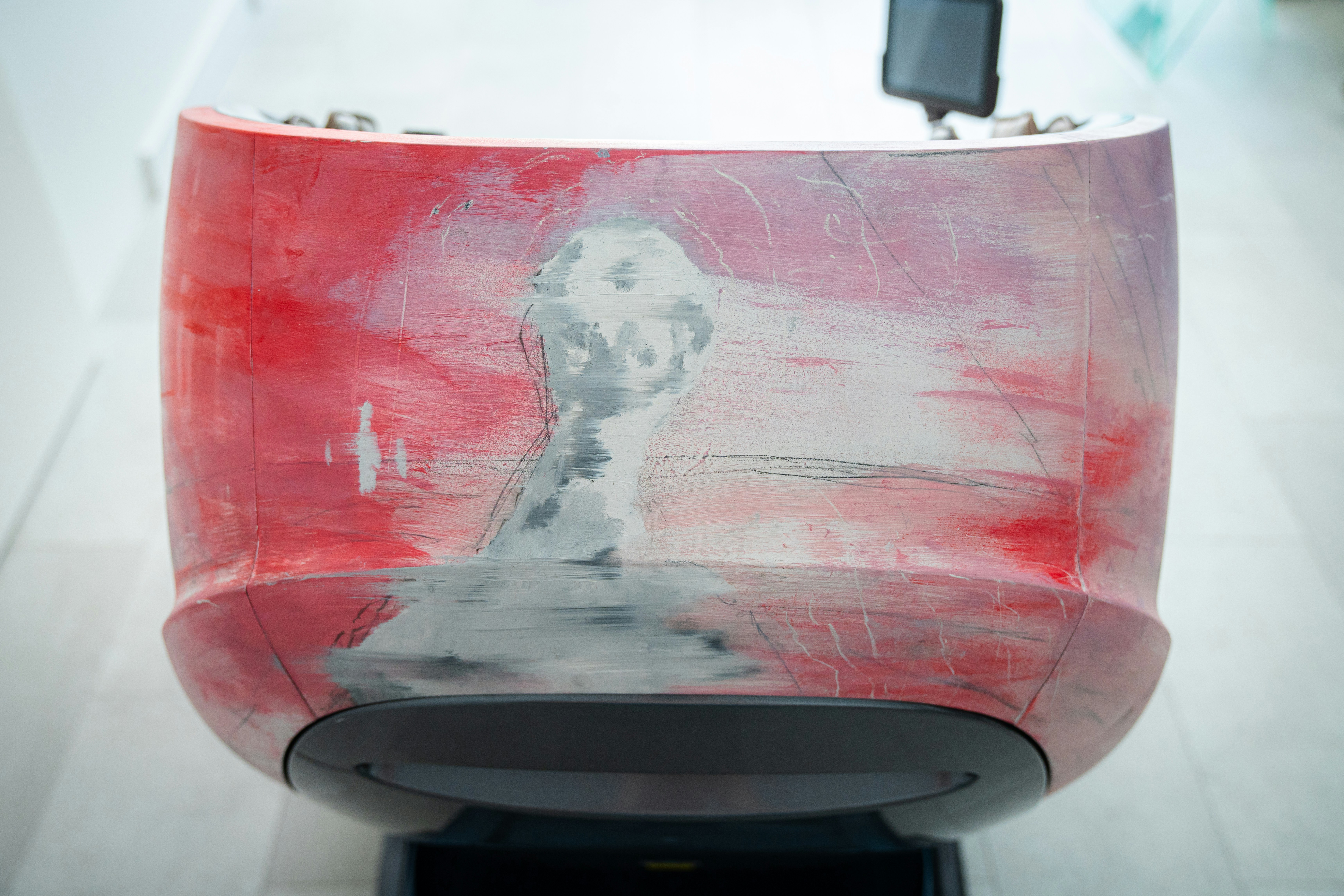 Eine Toilette mit einem Gemälde einer Person darauf