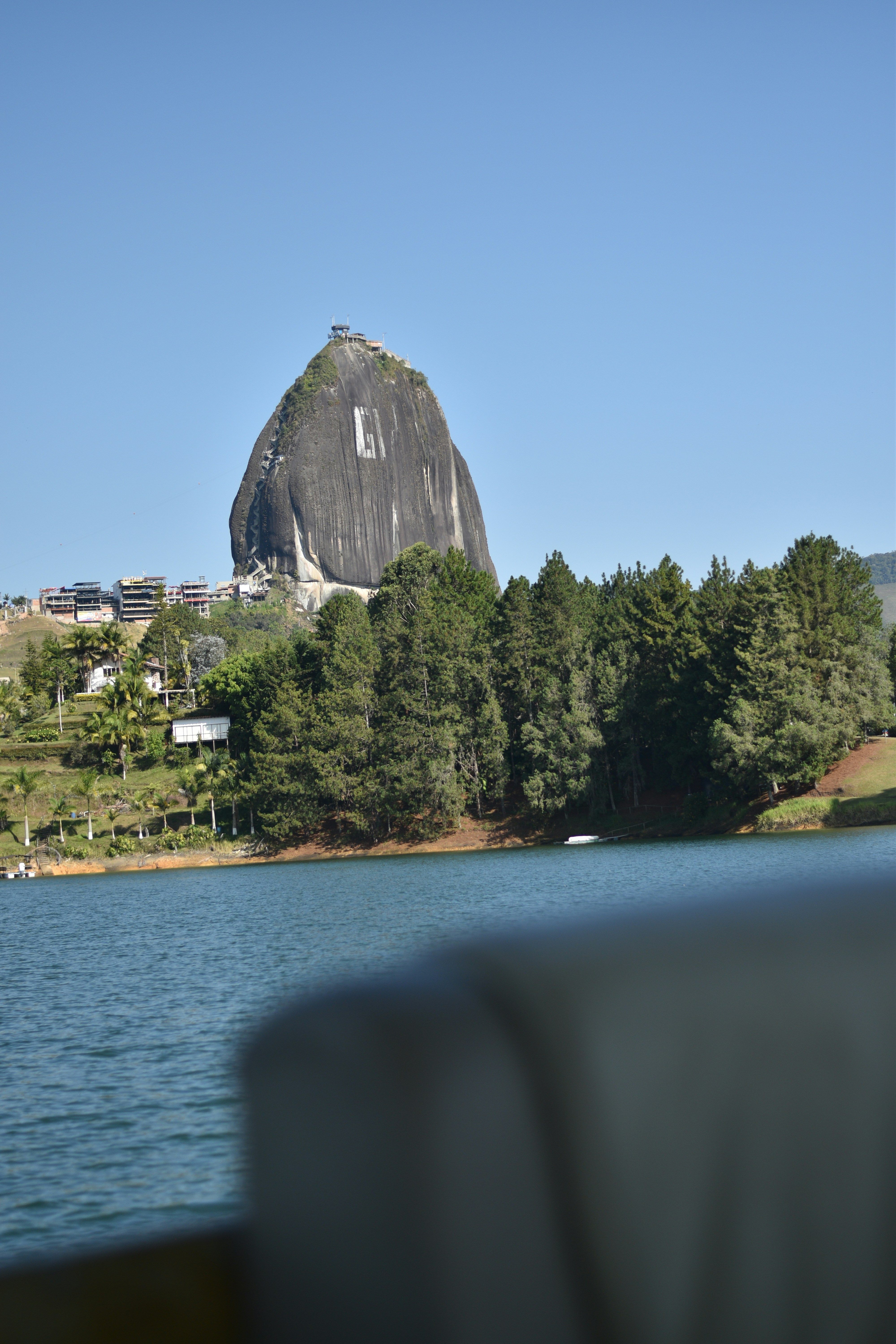 Capturada en su imponente majestuosidad, la Piedra del Peñol se eleva sobre el vibrante paisaje de Guatapé, Colombia. Este monolito, también conocido como El Peñón de Guatapé, ofrece una vista panorámica inigualable de los embalses y colinas que lo rodean, creando una experiencia mágica y surrealista. Con sus 721 escalones que conducen a la cima, este lugar no solo es un destino turístico icónico, sino también un símbolo de la belleza natural y la aventura.