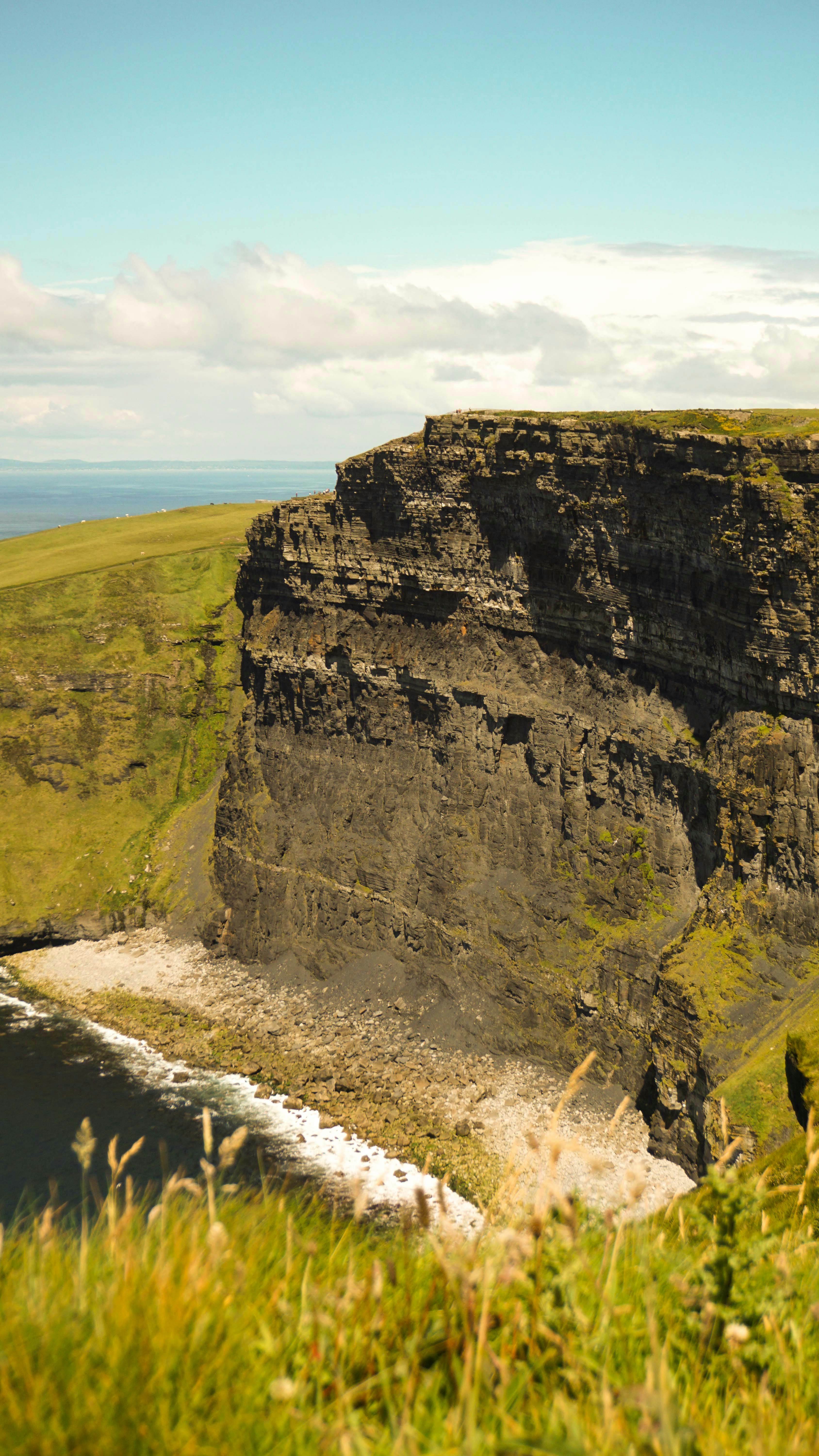 Une falaise avec un plan d’eau au milieu
