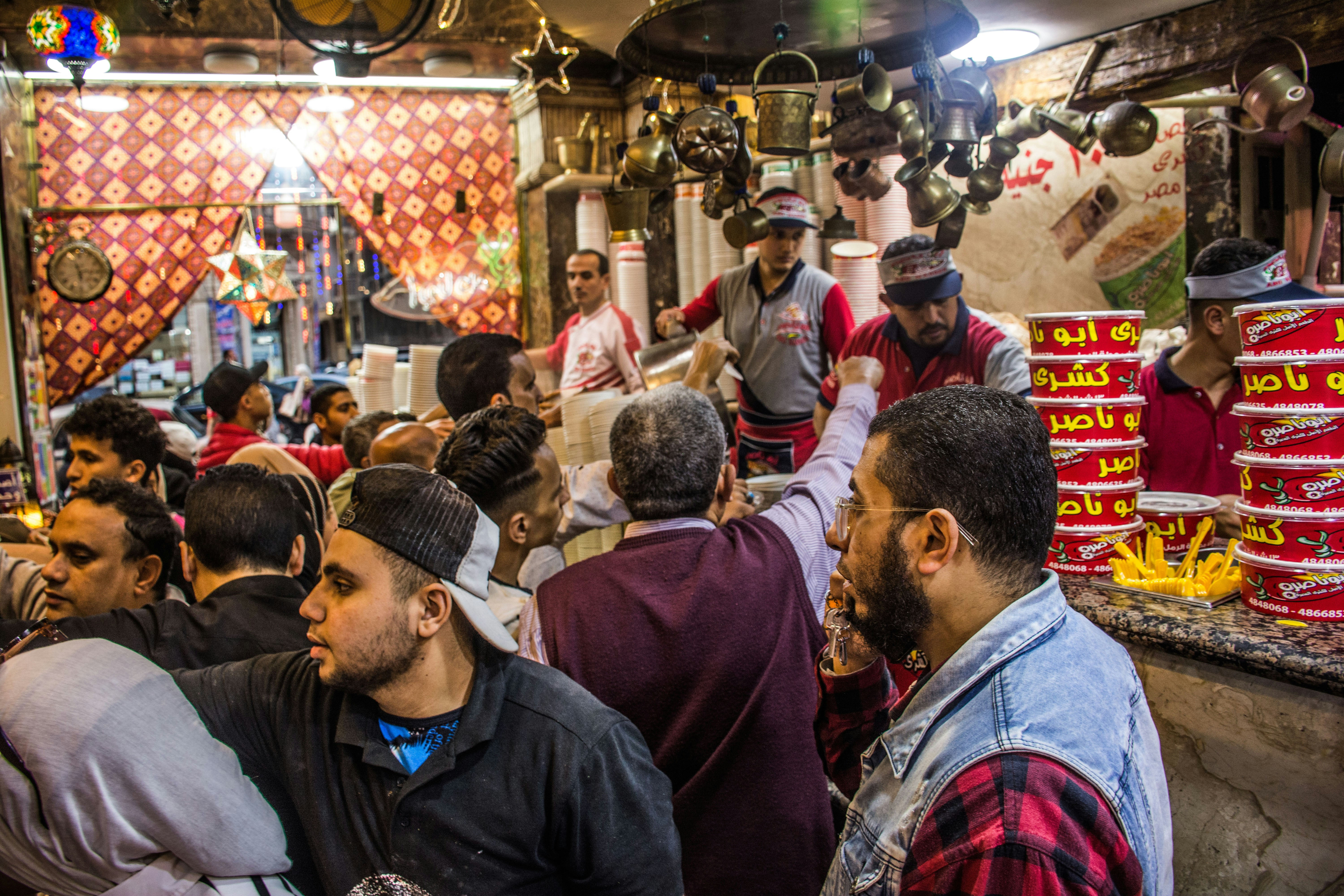 दीपक उज्जैन में मुस्लिम दुकानदार का बचाव करते हुए भीड़ के सामने खड़े हैं, दृढ़ता से बात करते हुए।