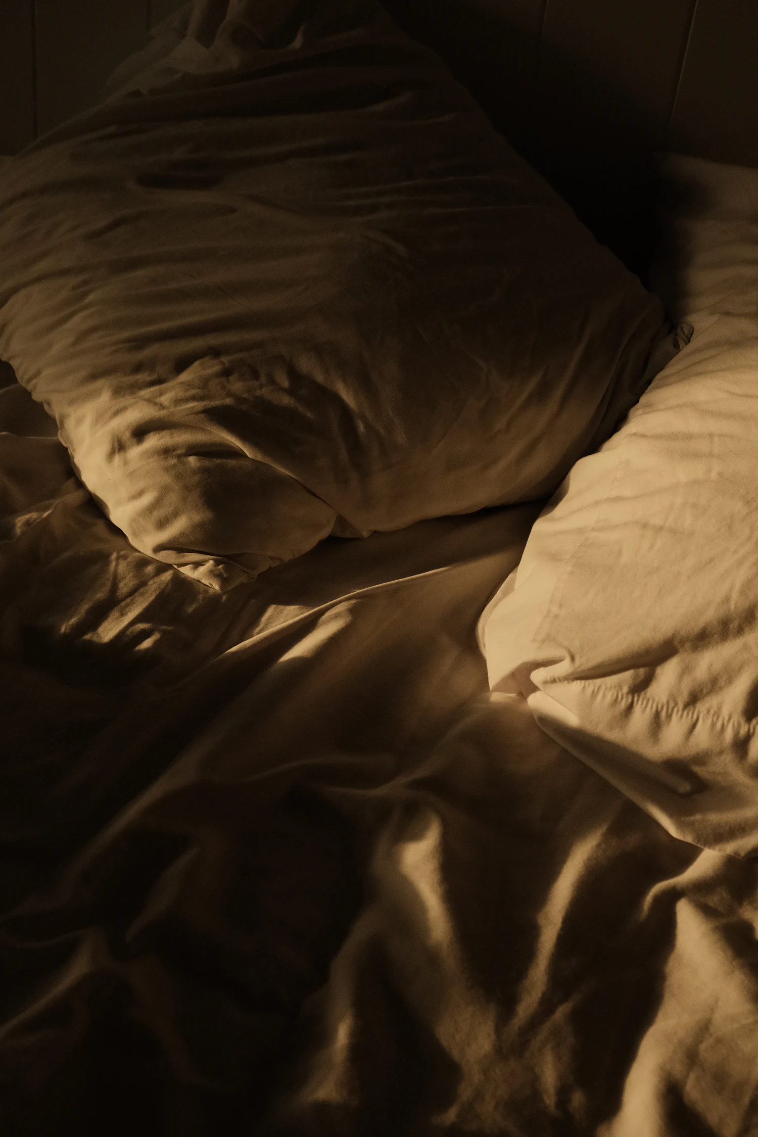 Unruhiges Bett mit zerknitterten Kissen am Morgen