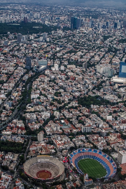 Vista aérea de estadio de fútbol en México — impacto del Mundial 2026 en el mercado inmobiliario