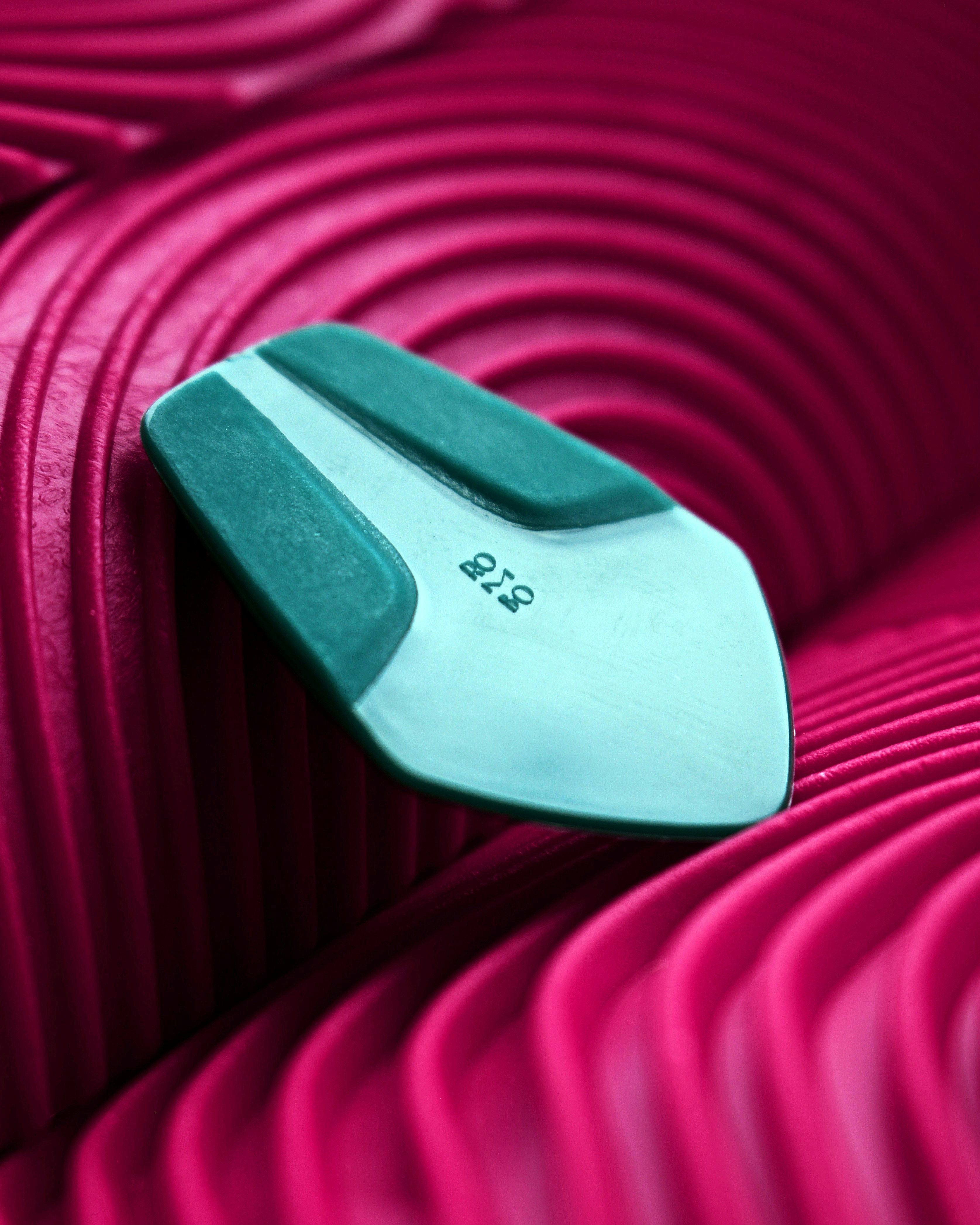 Un palo de putter de golf que descansa sobre un fondo rosa