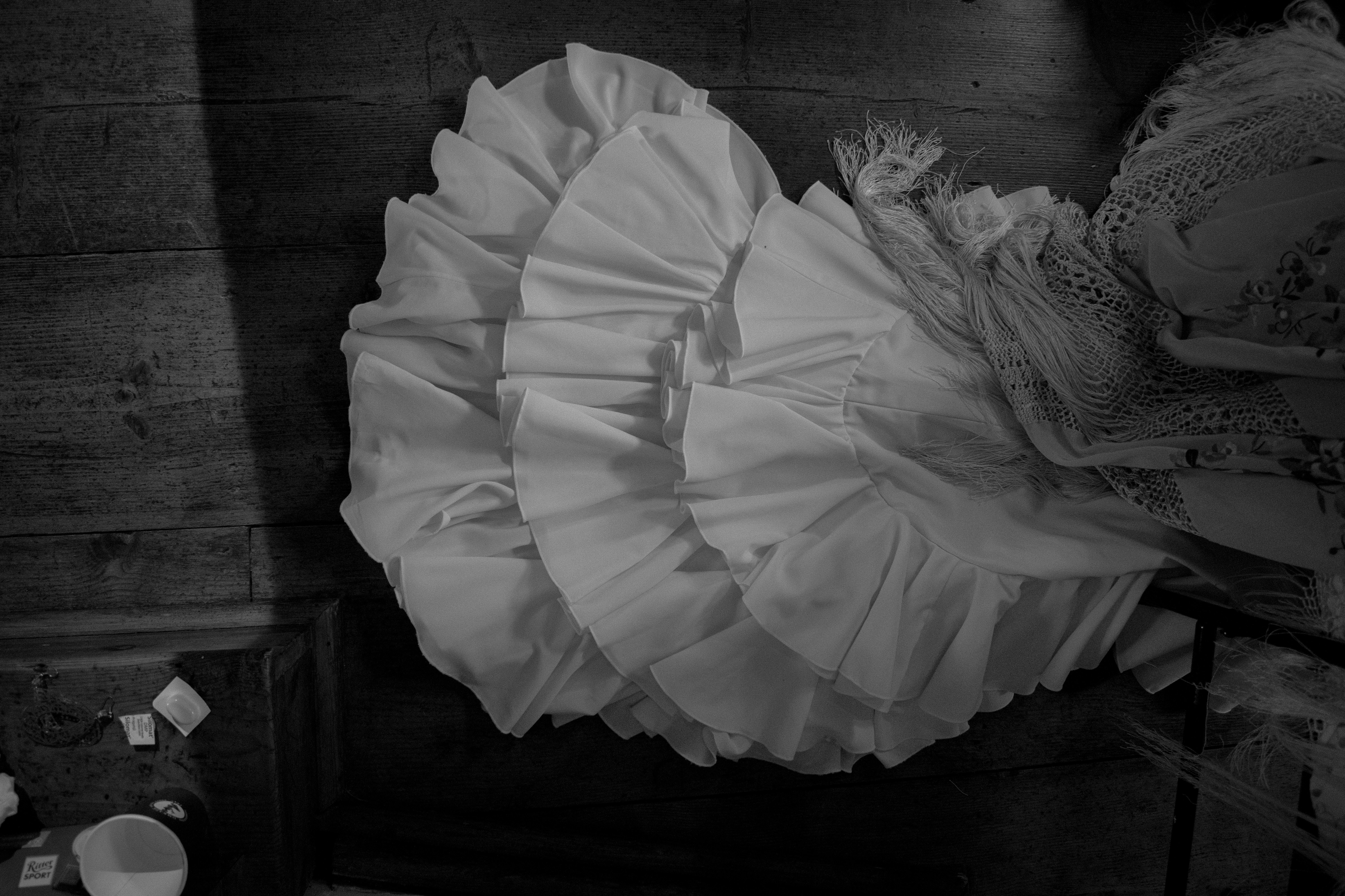 Une photo en noir et blanc d’un lit en désordre