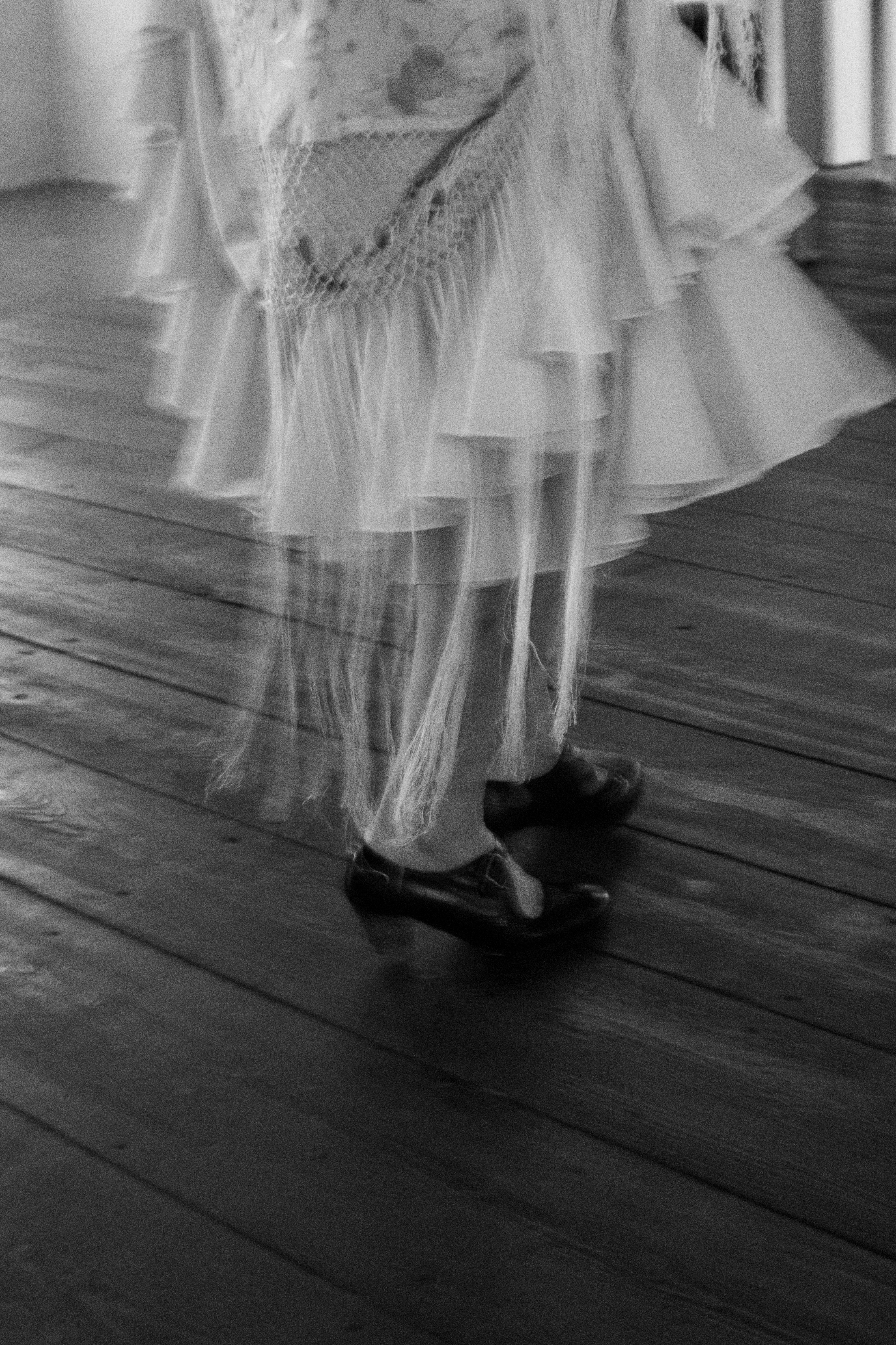 Une photo en noir et blanc d’une personne en robe