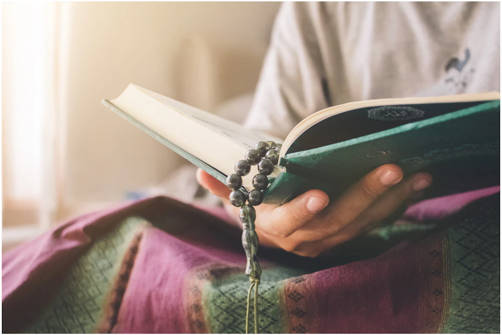 Santri memegang Al-Qur'an dan tasbih