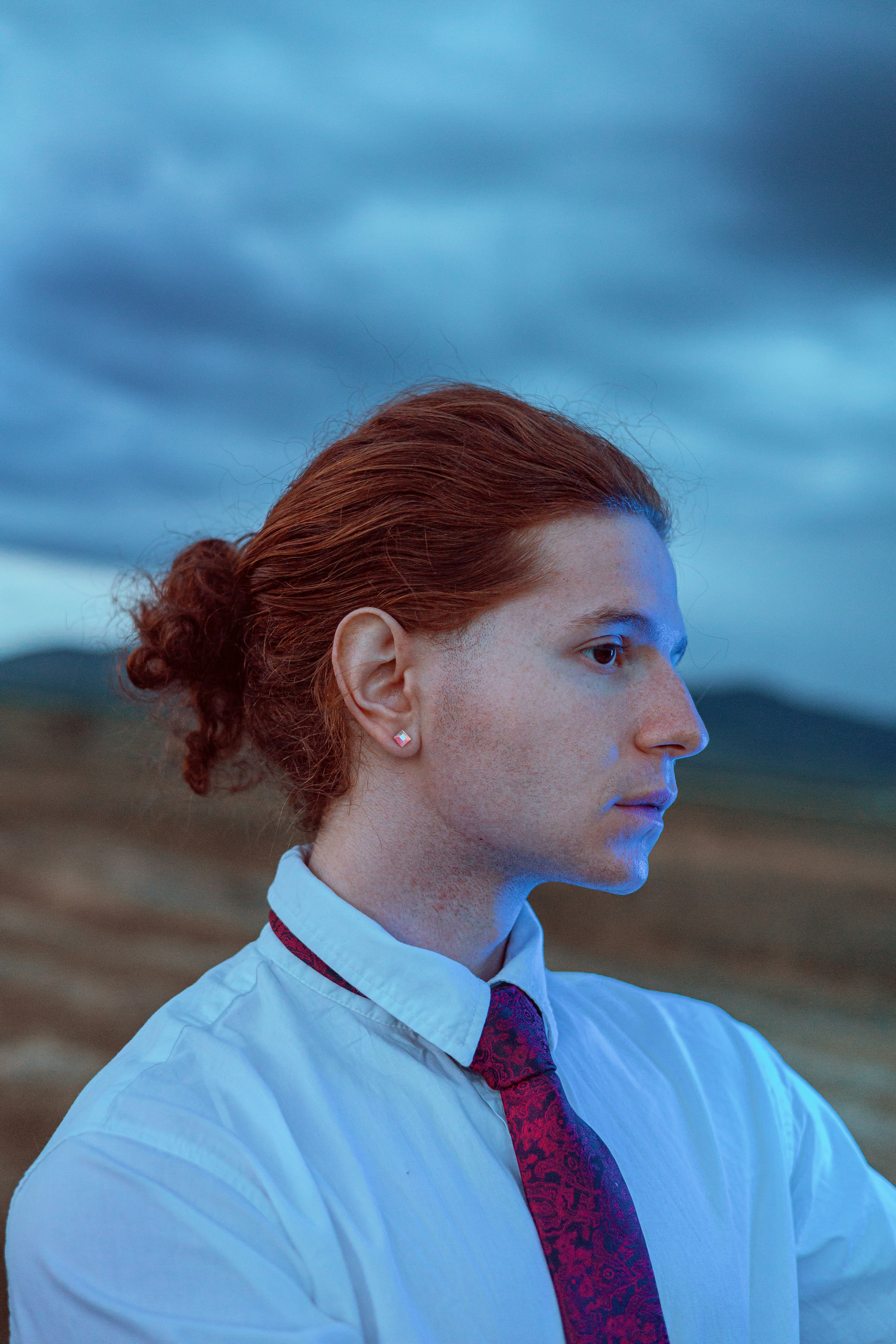 野原に立つスーツとネクタイを着た男の写真 – Unsplashのハロウィーンの無料画像, image size:3000x4500