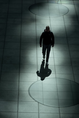 A man walking down a sidewalk at night