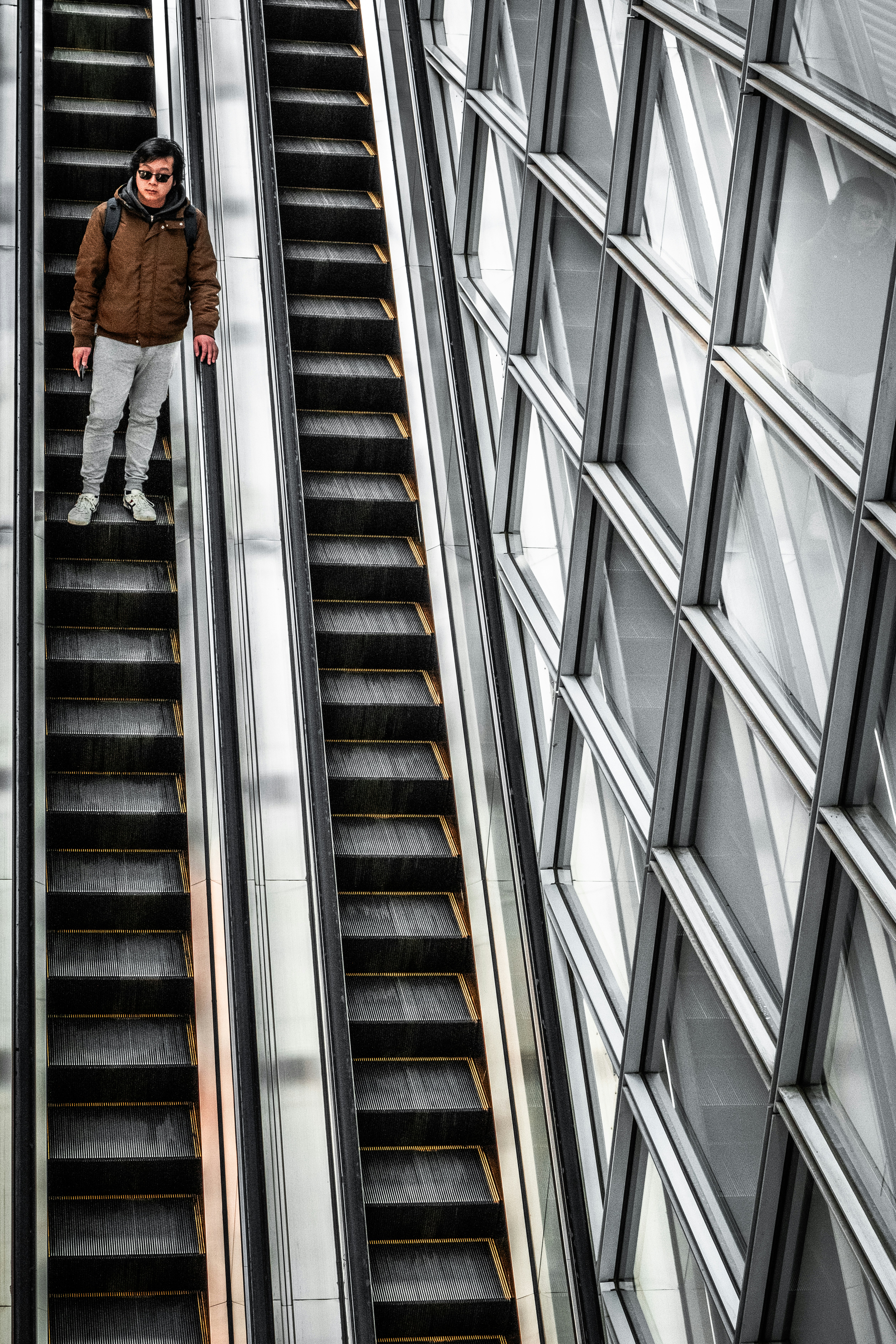 Ein Mann, der auf einer Rolltreppe in einem Gebäude steht