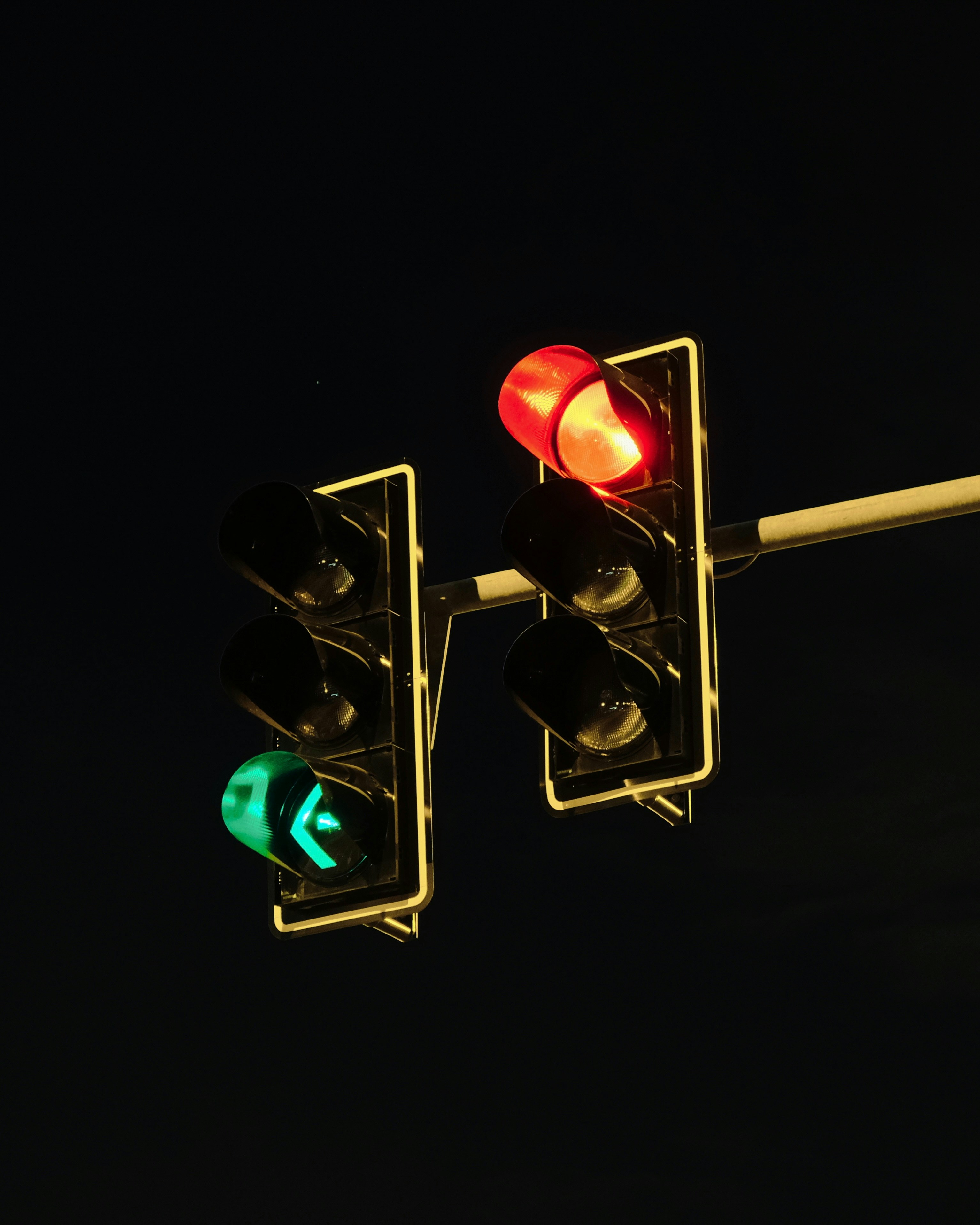 Eine Ampel mit einem grünen Pfeil darauf