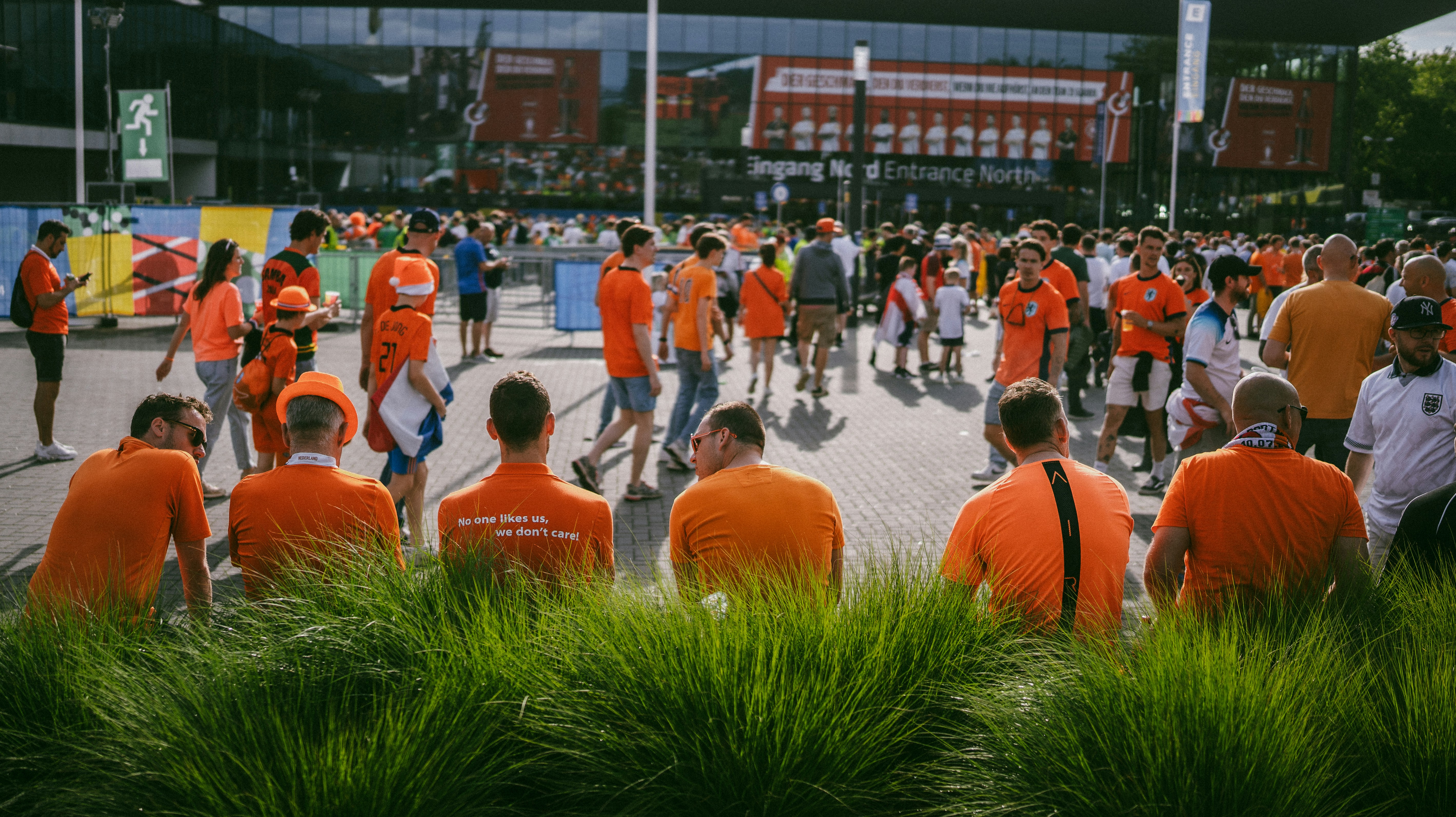 Futbolistas saliendo del túnel antes de un partido nocturno