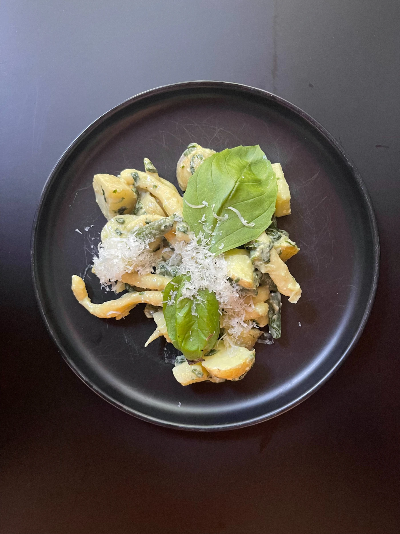 Piatto di pasta con spinaci ed erbe aromatiche, ideale come ispirazione per una ricetta vegetariana