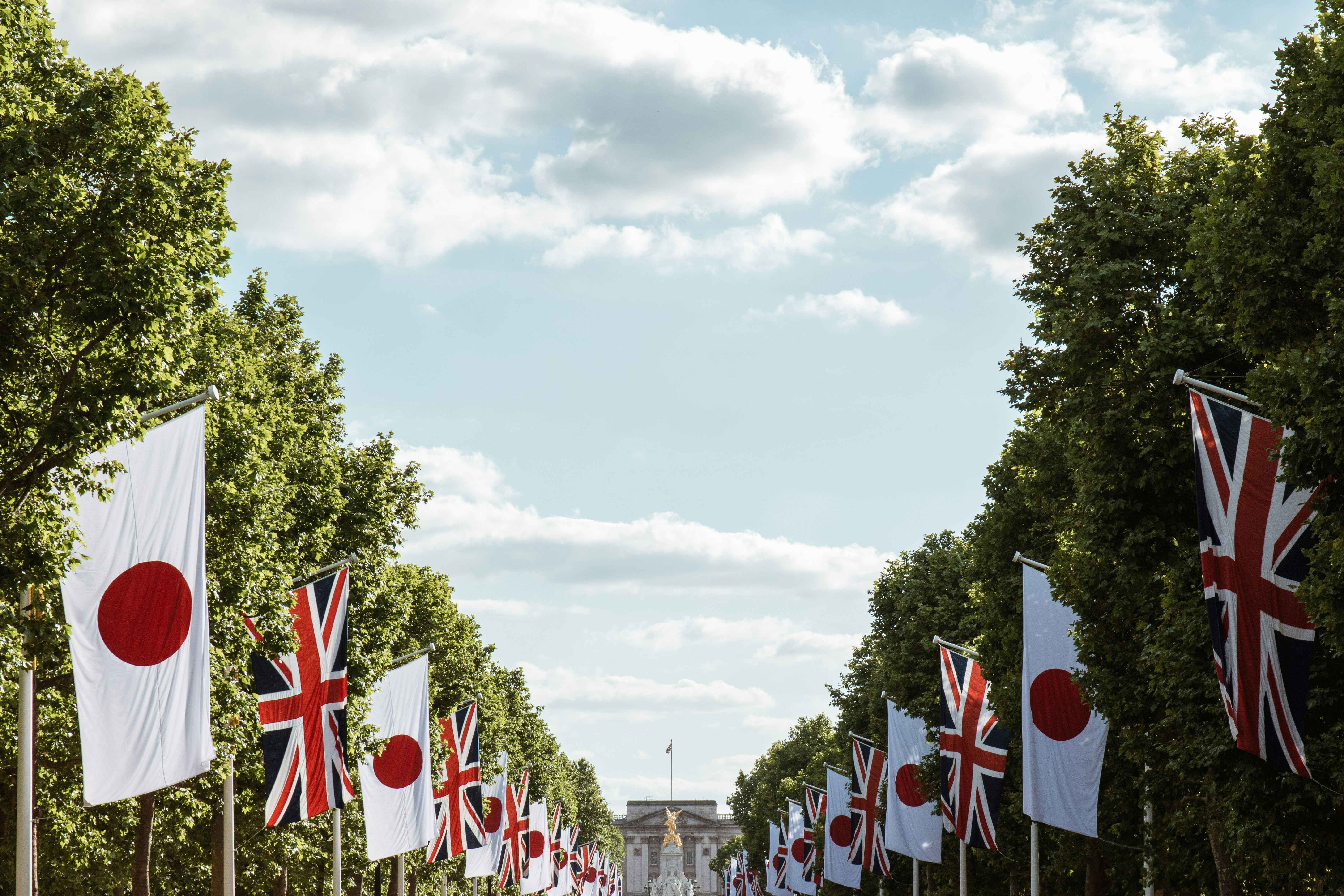 Uma rua alinhada com bandeiras de diferentes países