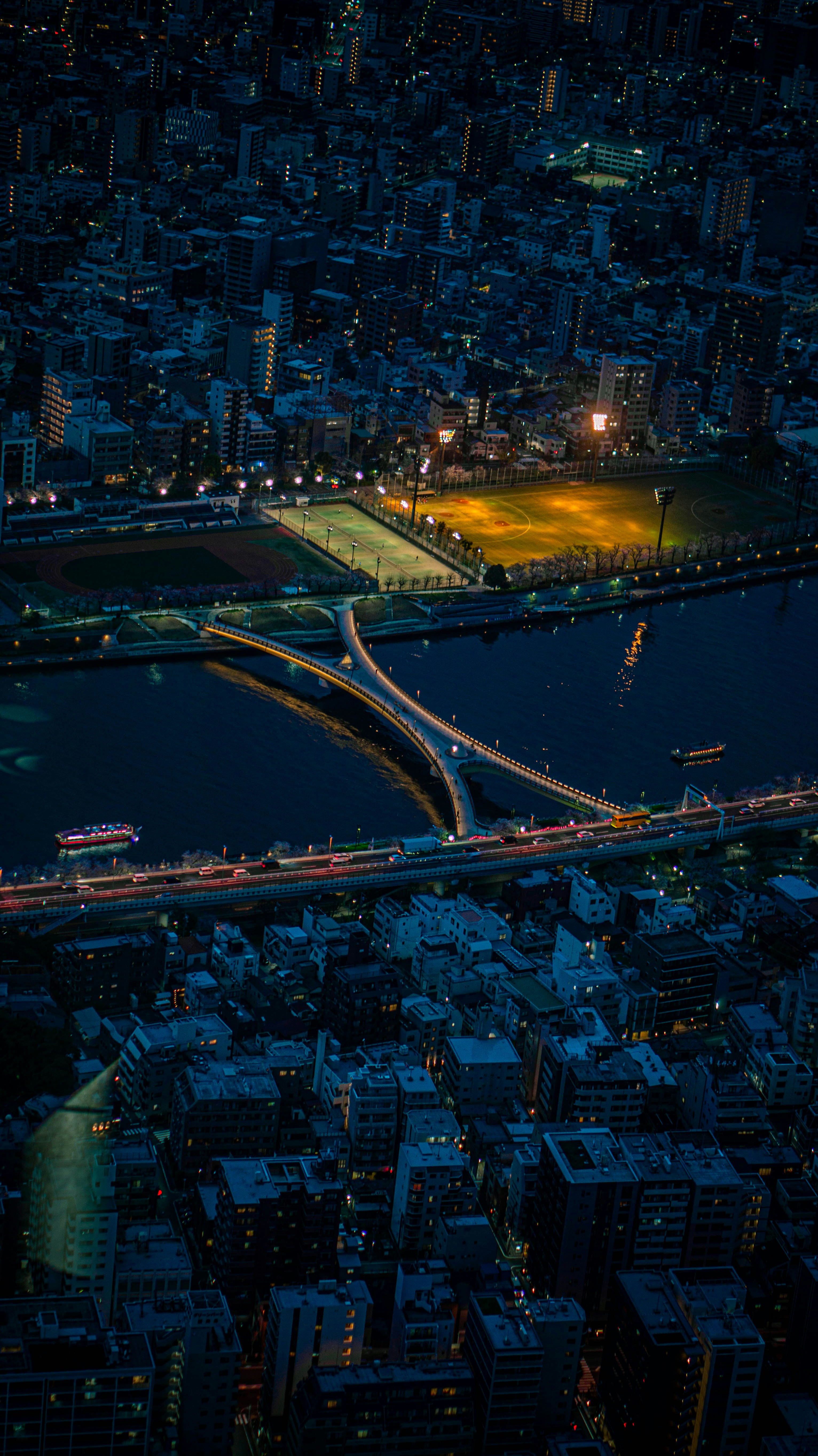 Una veduta aerea di una città di notte