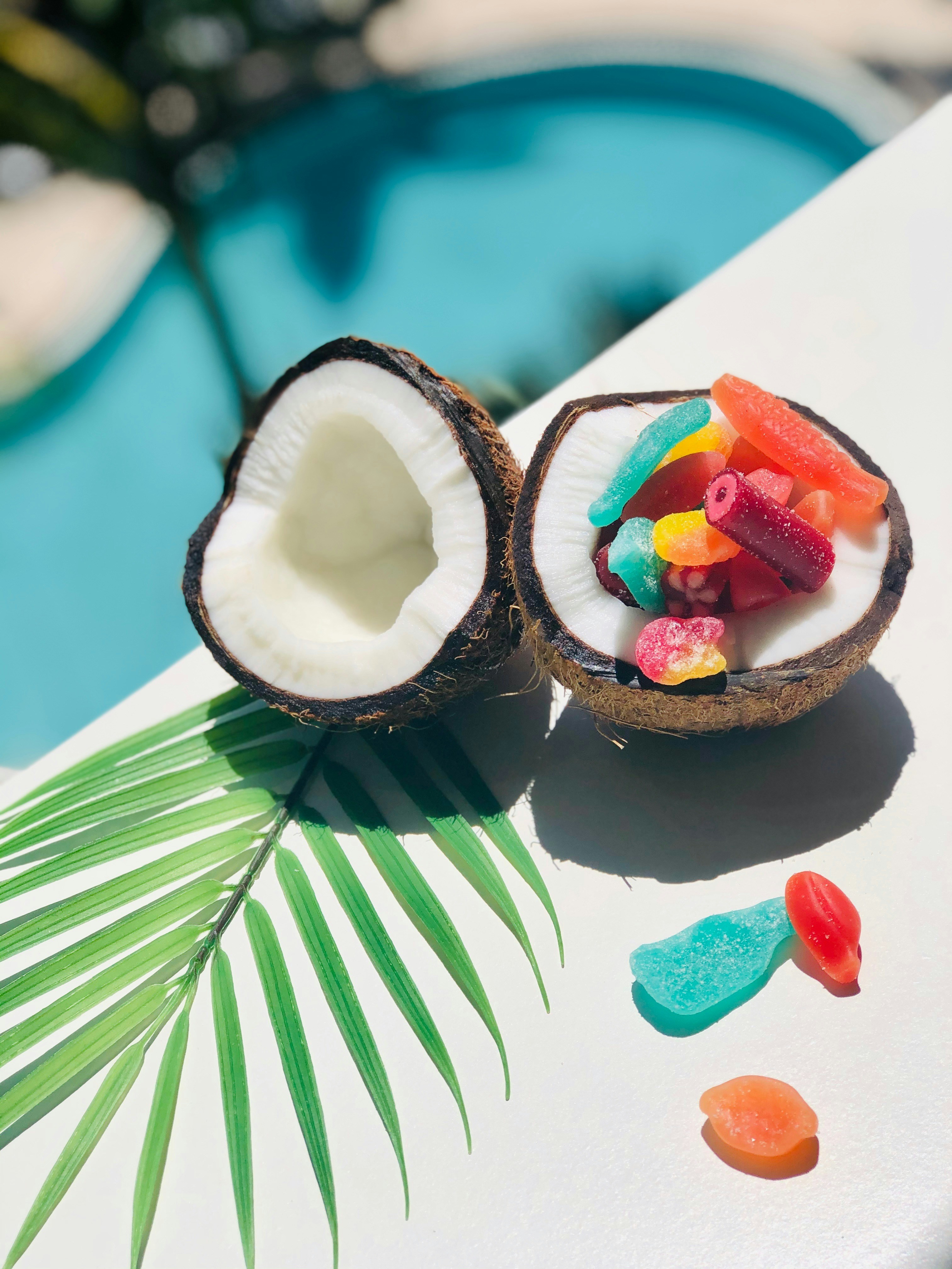 Quelques morceaux de fruits posés sur une table