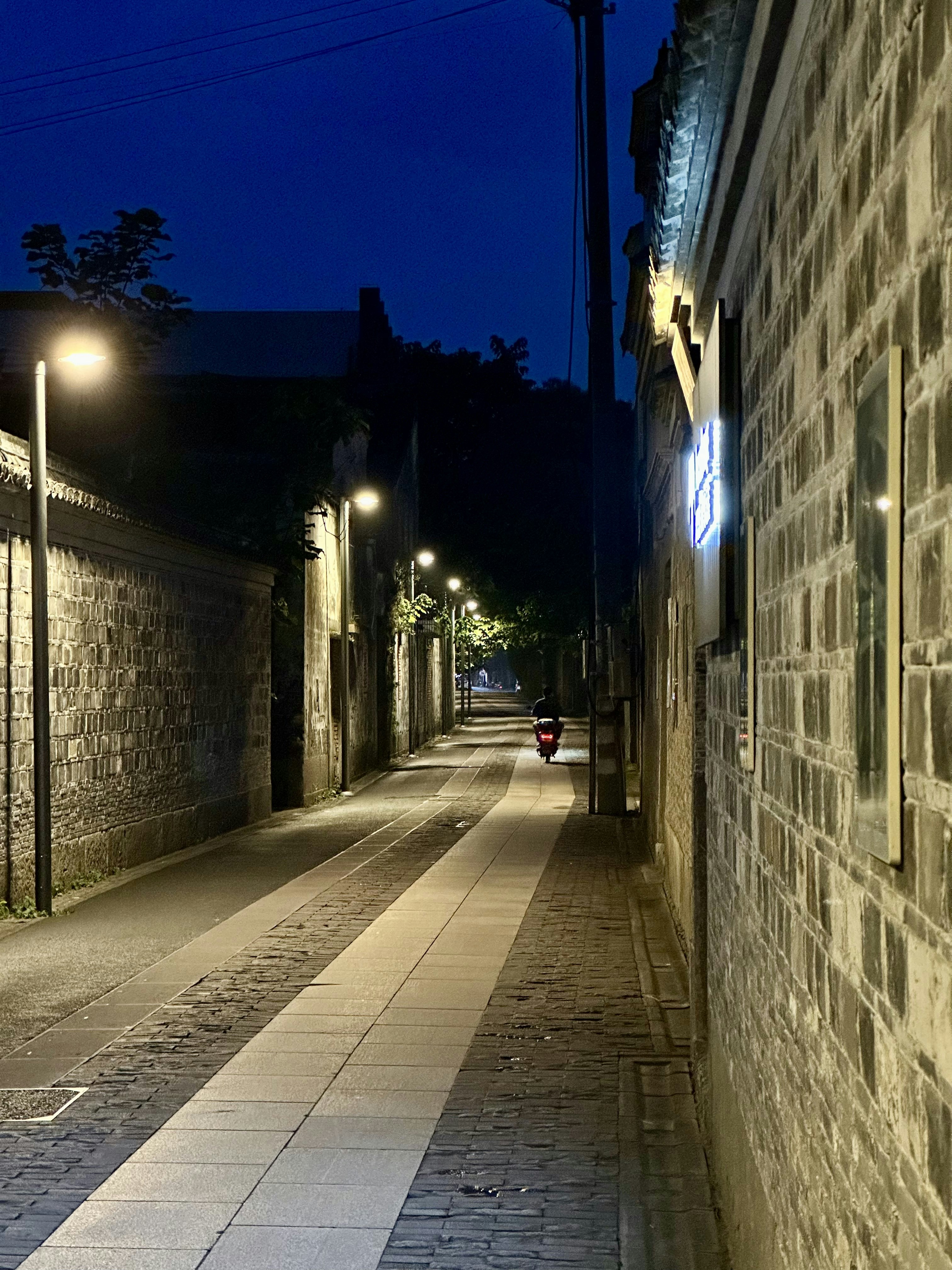 Uma rua vazia à noite, sem pessoas nela