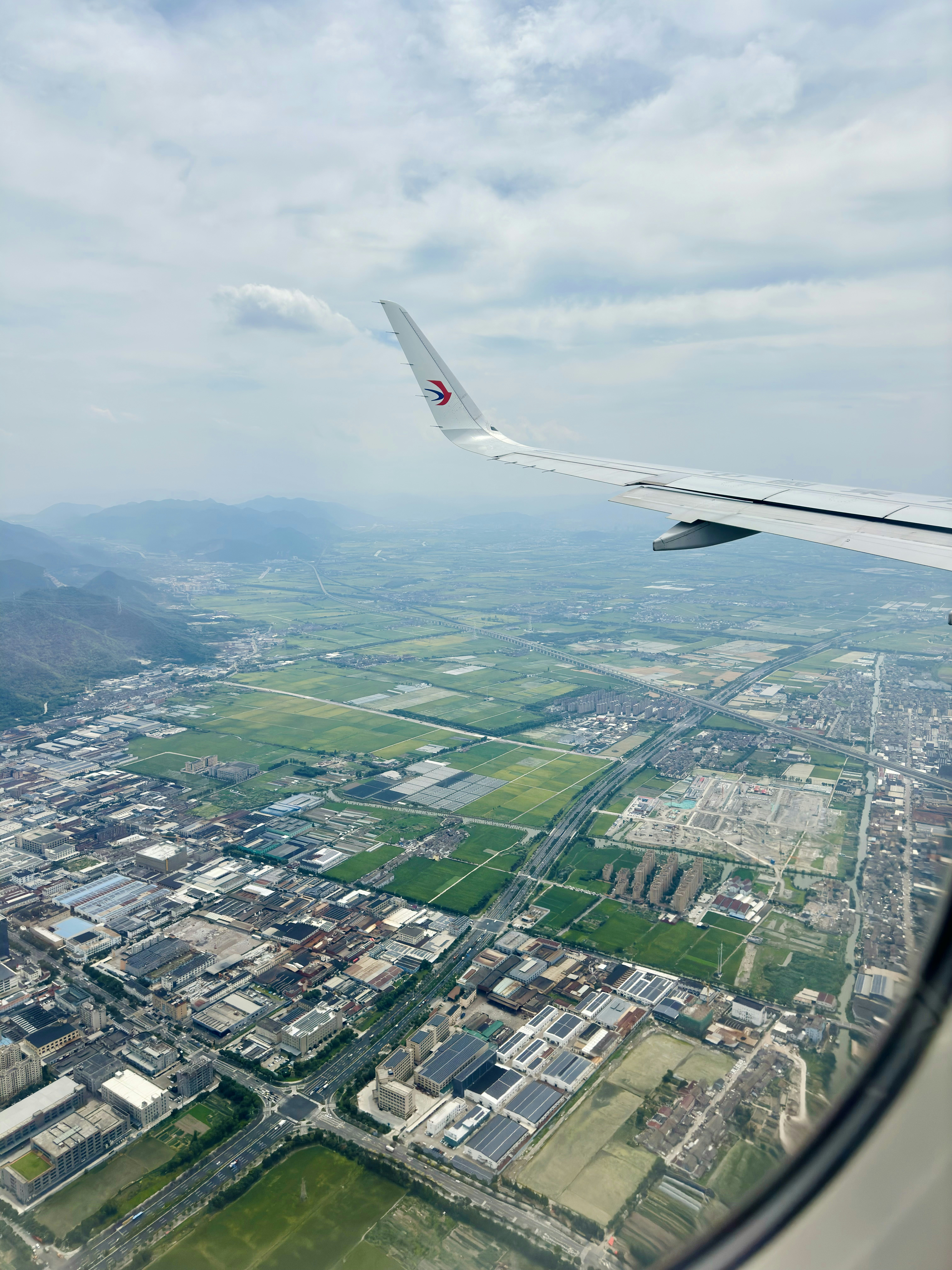 Uma vista de uma cidade a partir de uma janela de avião