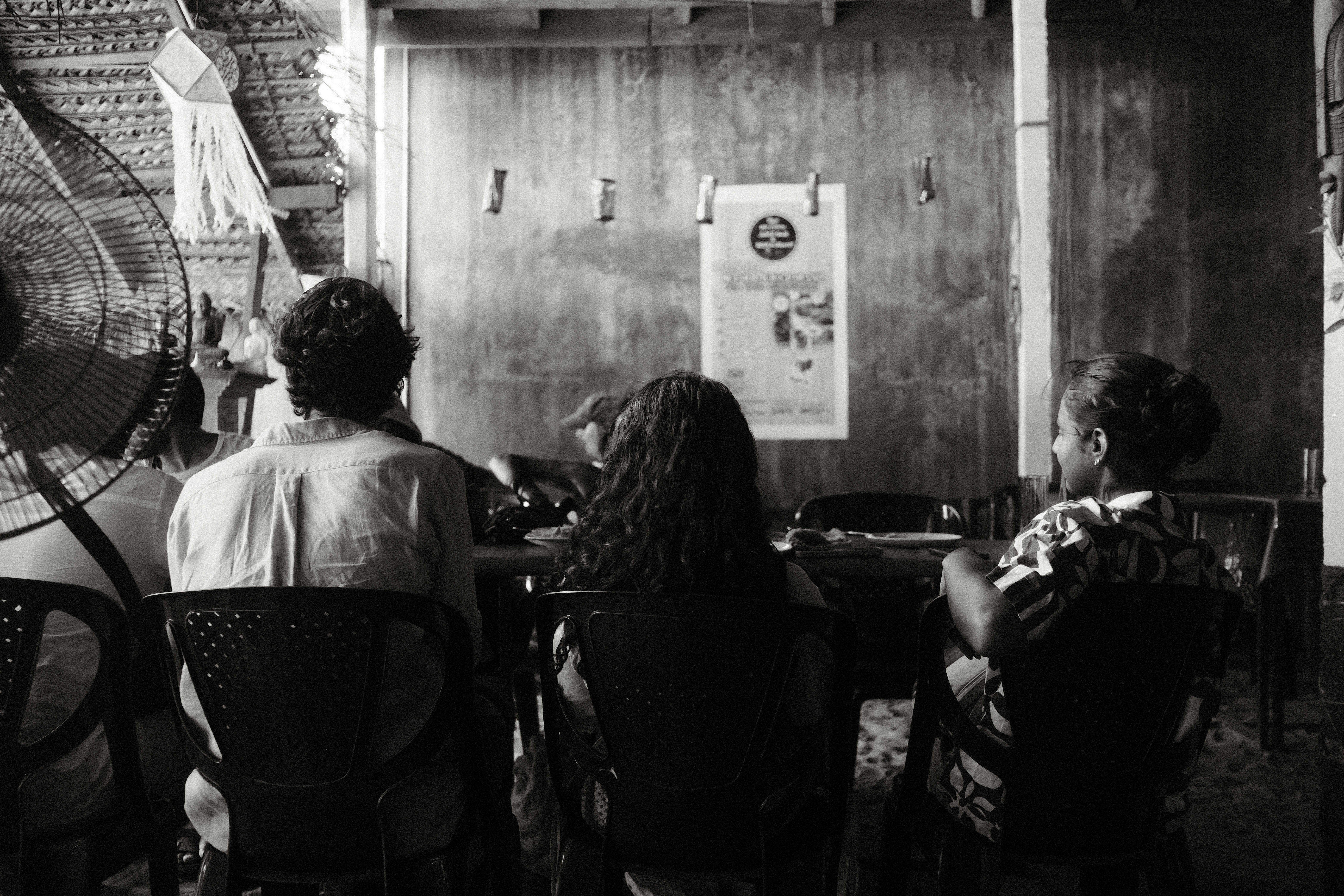 a support group meeting - how to manage alcohol withdrawal symptoms