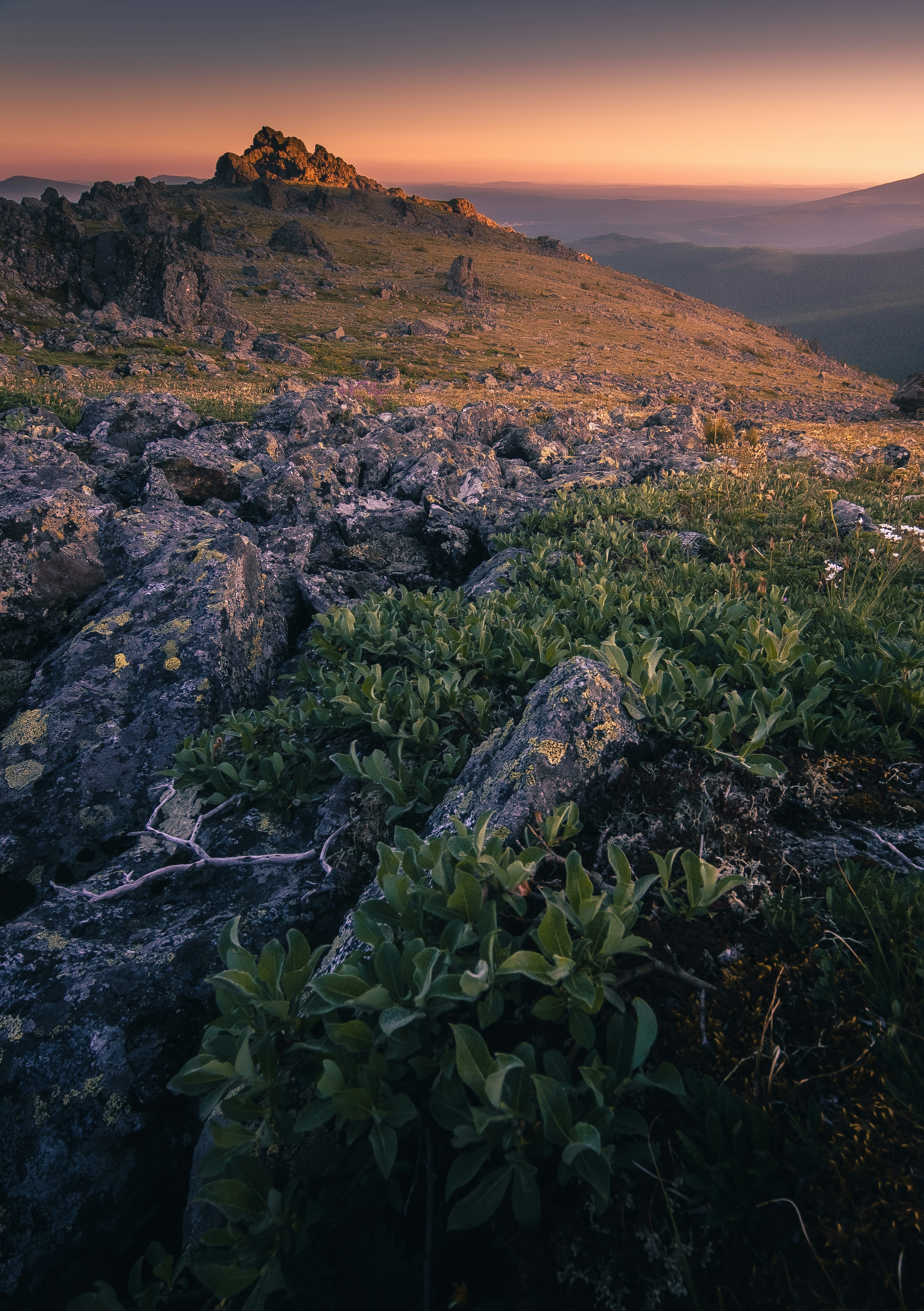 A rocky hillside with grass growing on it photo – Free Гора ...