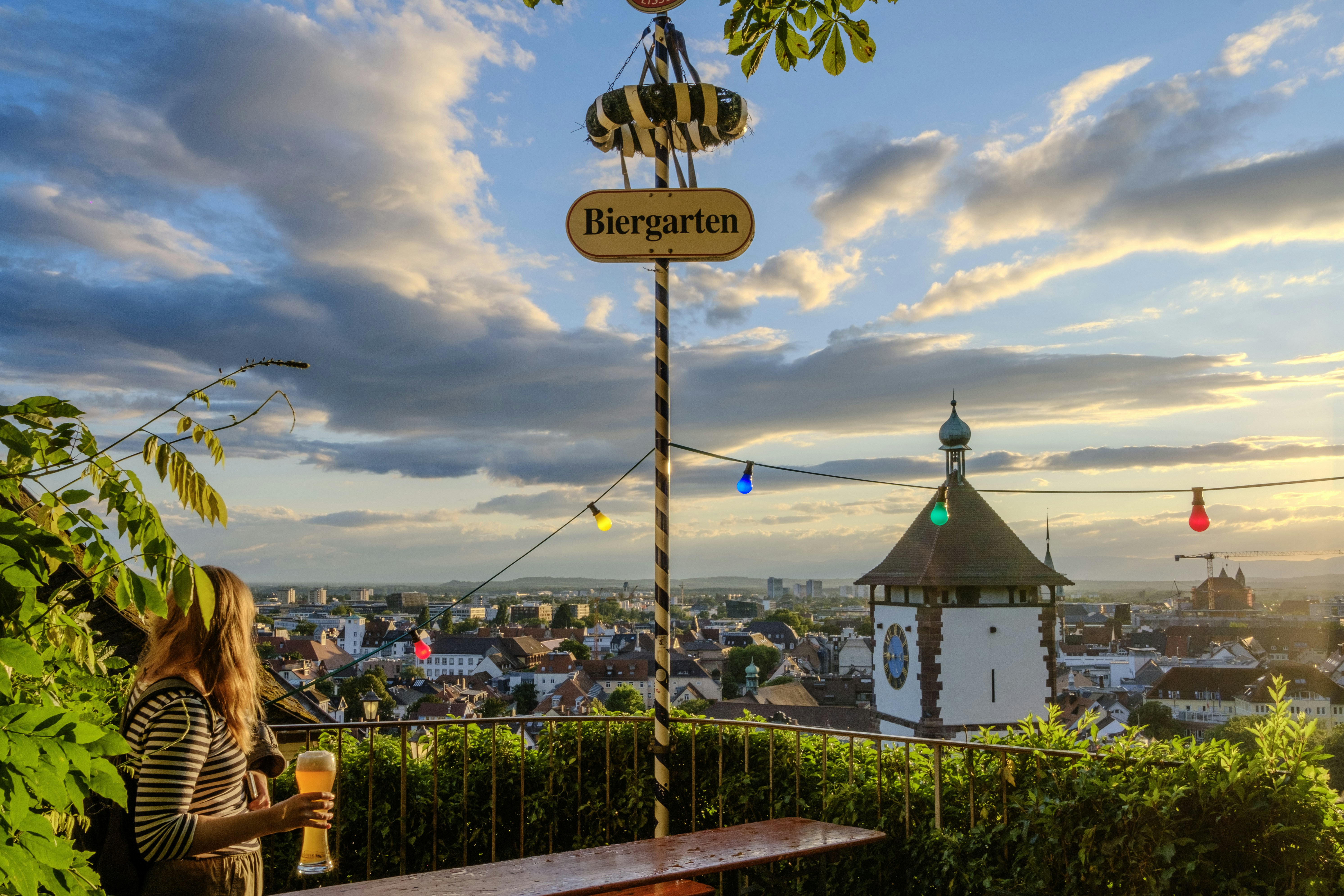 Eine Frau, die auf einer Bank neben einem Baum sitzt