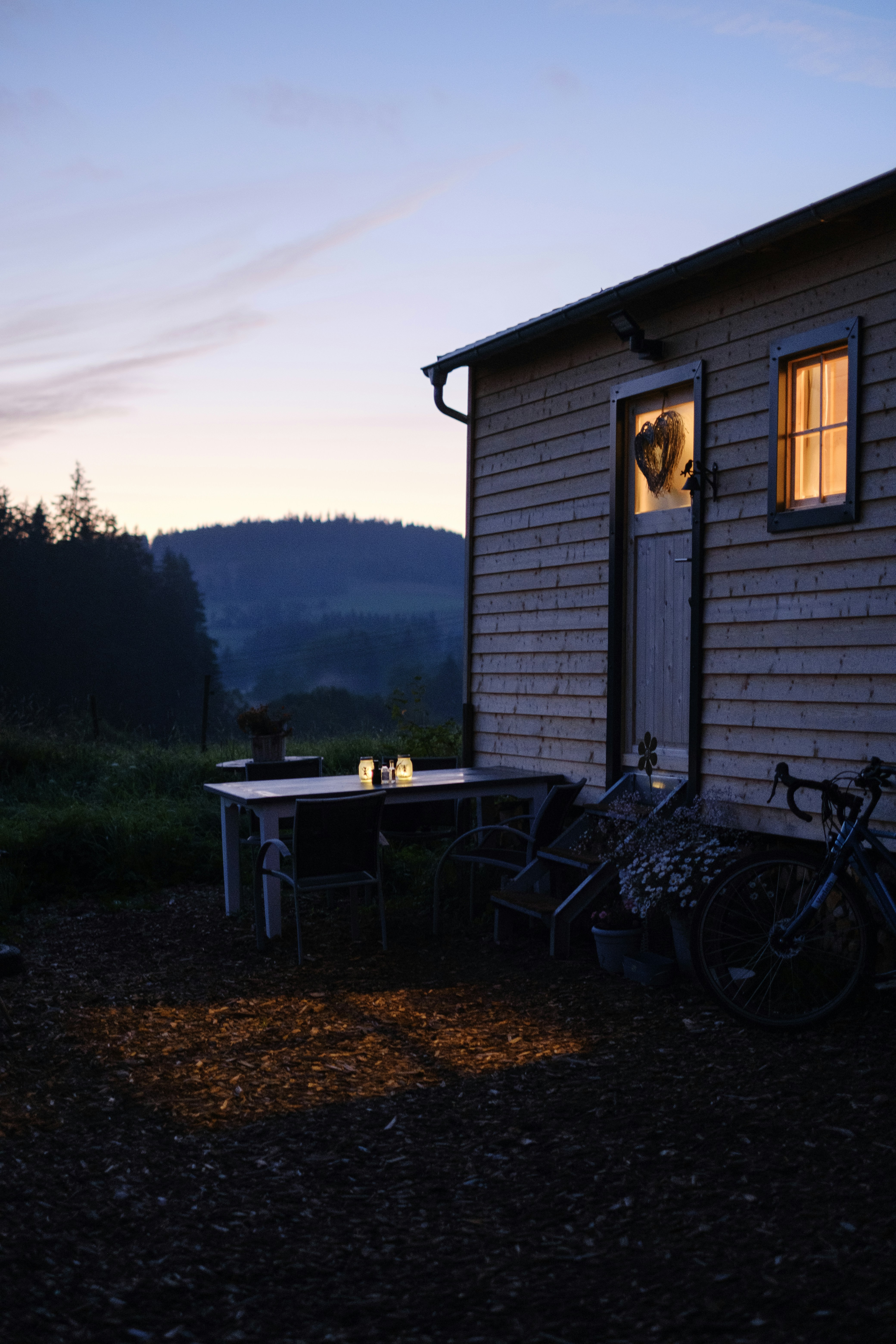 Ein paar Fahrräder stehen vor einem Haus