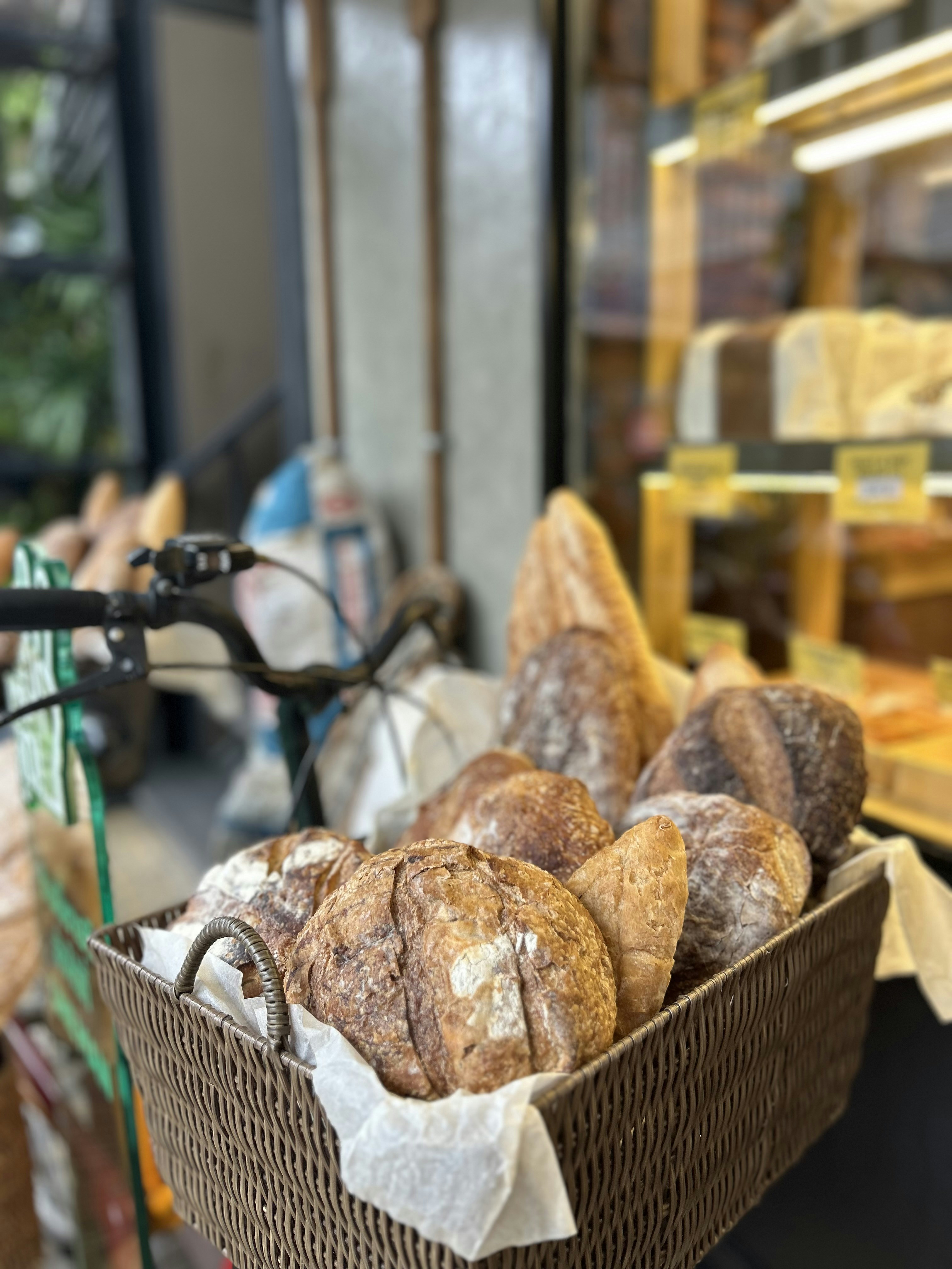 自転車の隣にあるパンの入ったバスケット